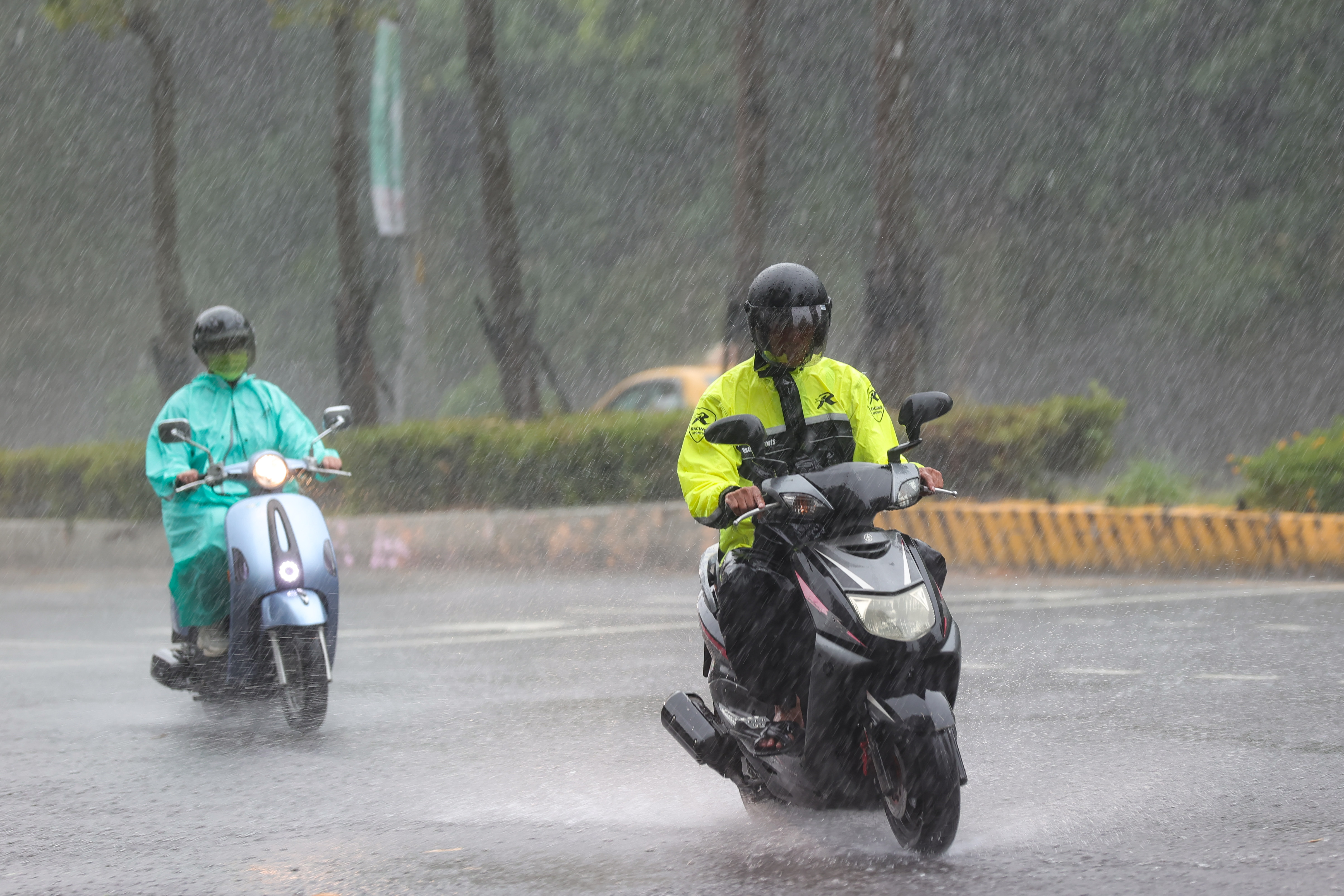 中央气象署发布大雷雨即时讯息，警戒区域为云林县，持续时间至下午2时30分。本报资料照片