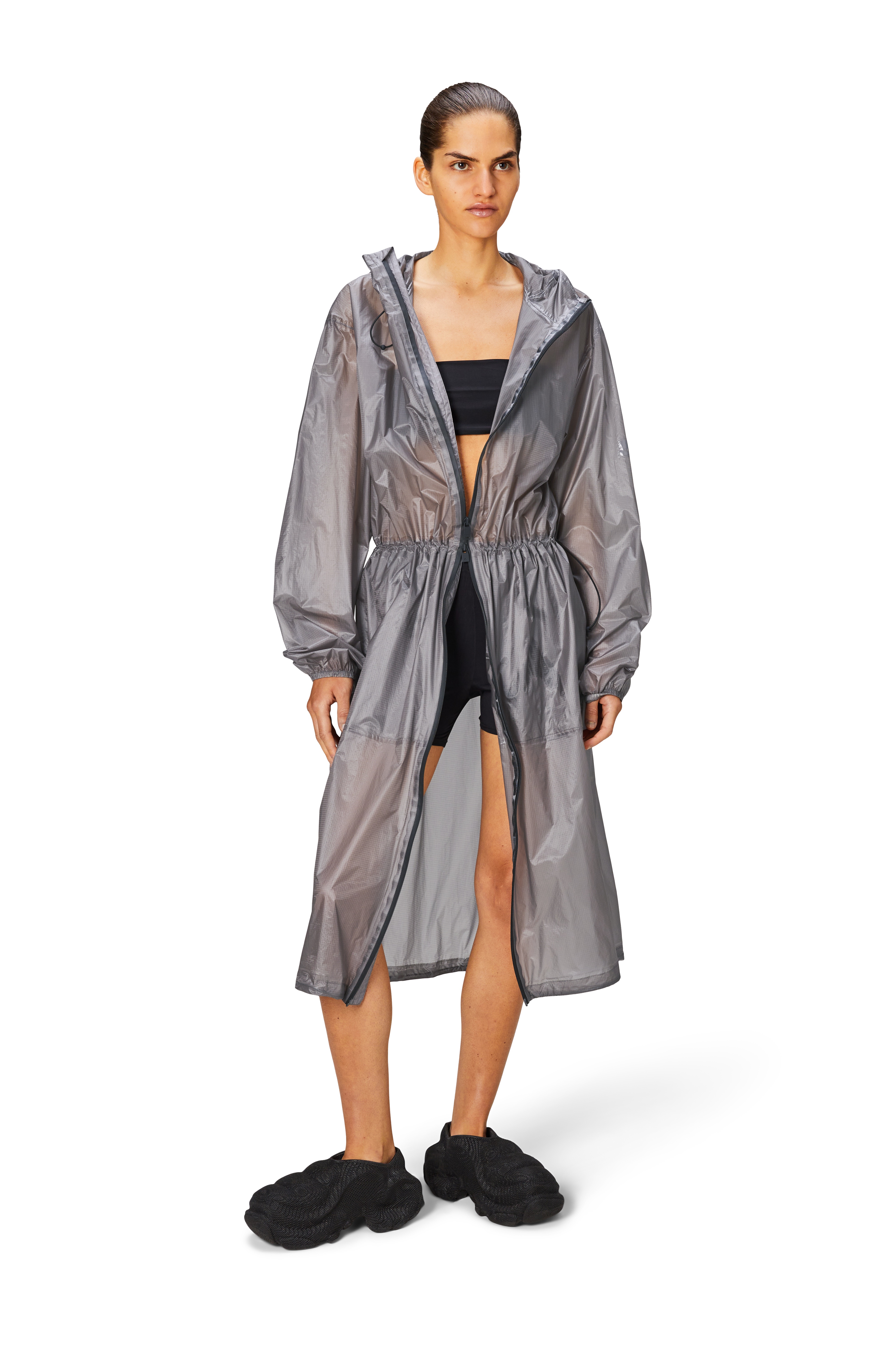 灰藕紫透肤轻薄防水长版外套，8,580元。图／RAINS提供