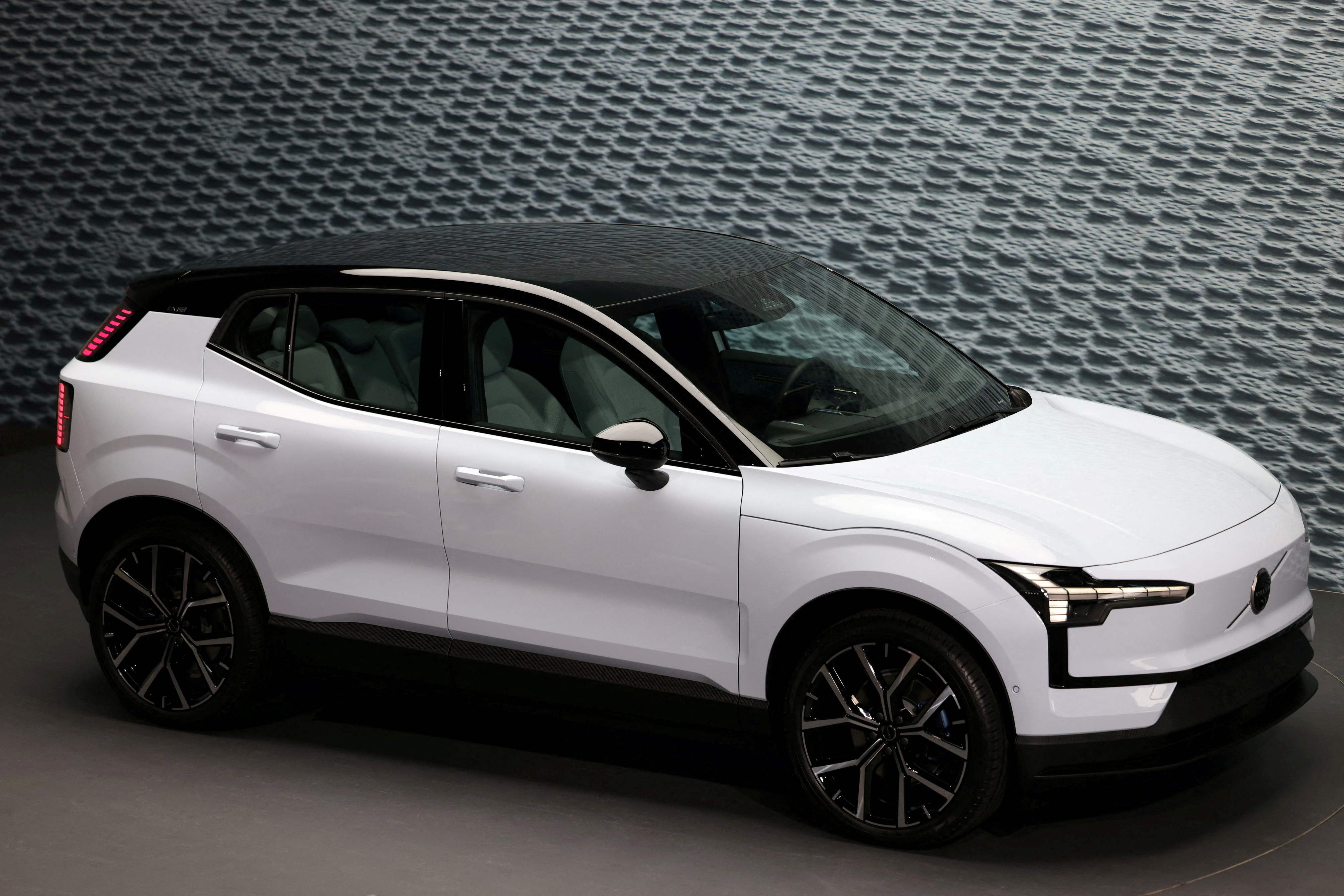 Volvo去年在米兰发表的新款 EX30 全电动车。路透