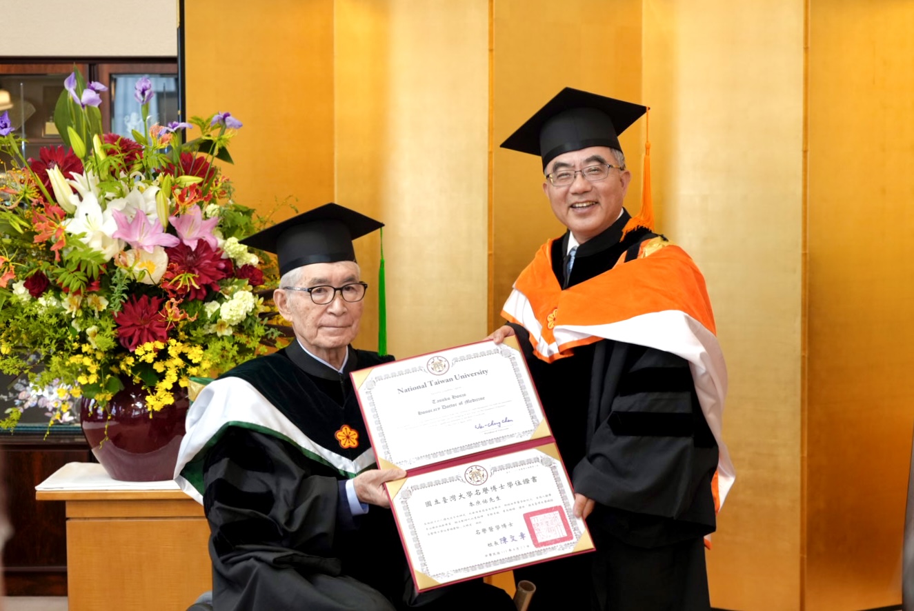 本庶佑（左）因年事已长，近日由台大校长陈文章飞抵日本京都大学，授予名誉博士学位。图／台大提供