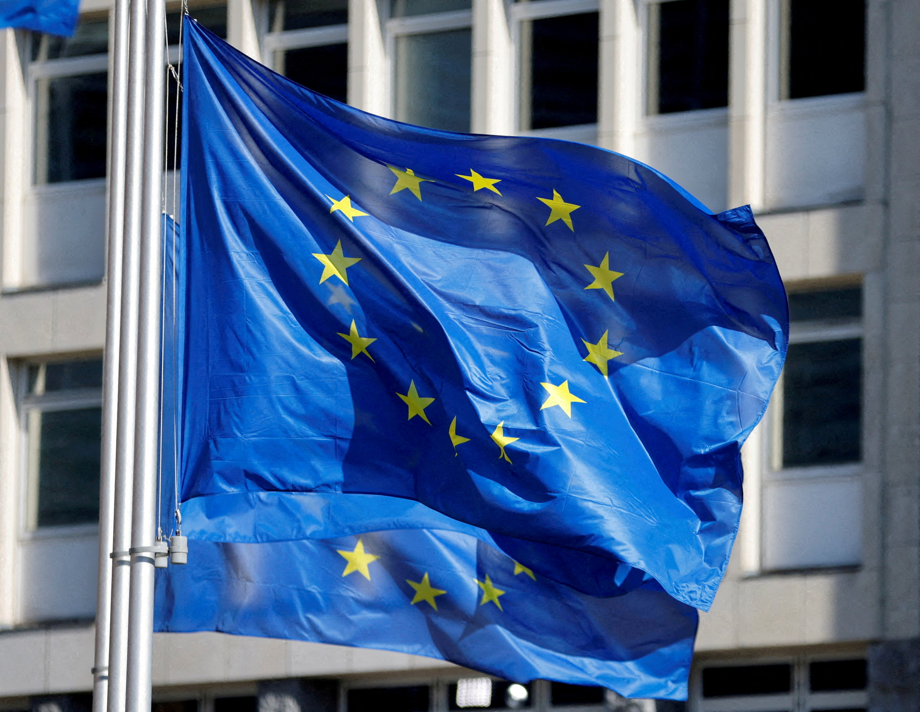 比利时布鲁塞尔欧盟执委会总部外的欧盟旗帜。（路透）