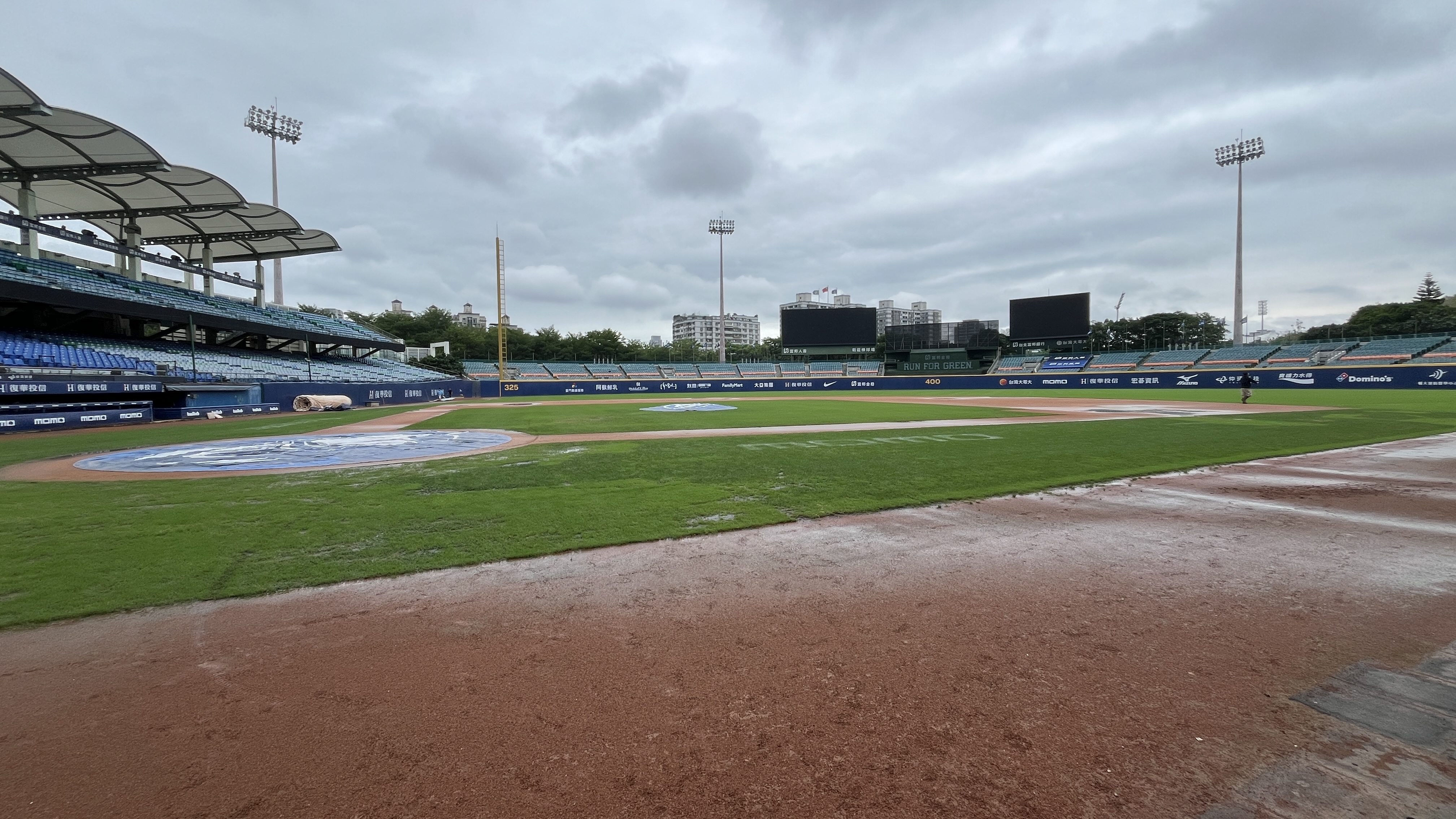 新庄棒球场赛事因雨势影响，决定延赛。记者苏志畬／摄影