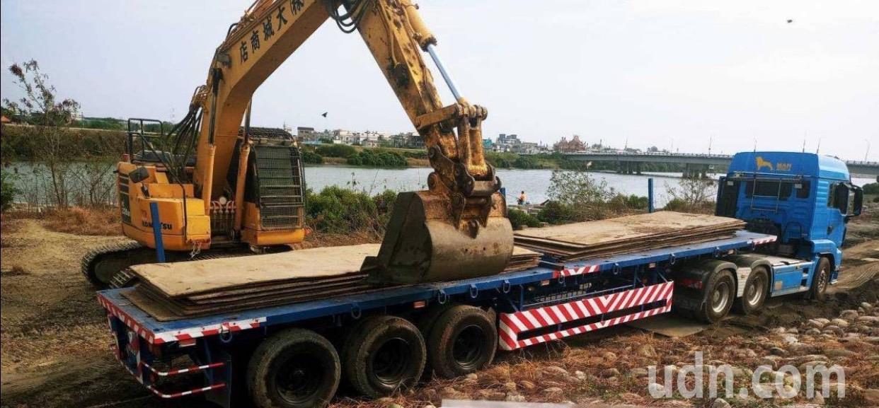台南市二仁溪有毒废弃物试验性挖掘启动，正进行便道工程。记者郑惠仁／摄影