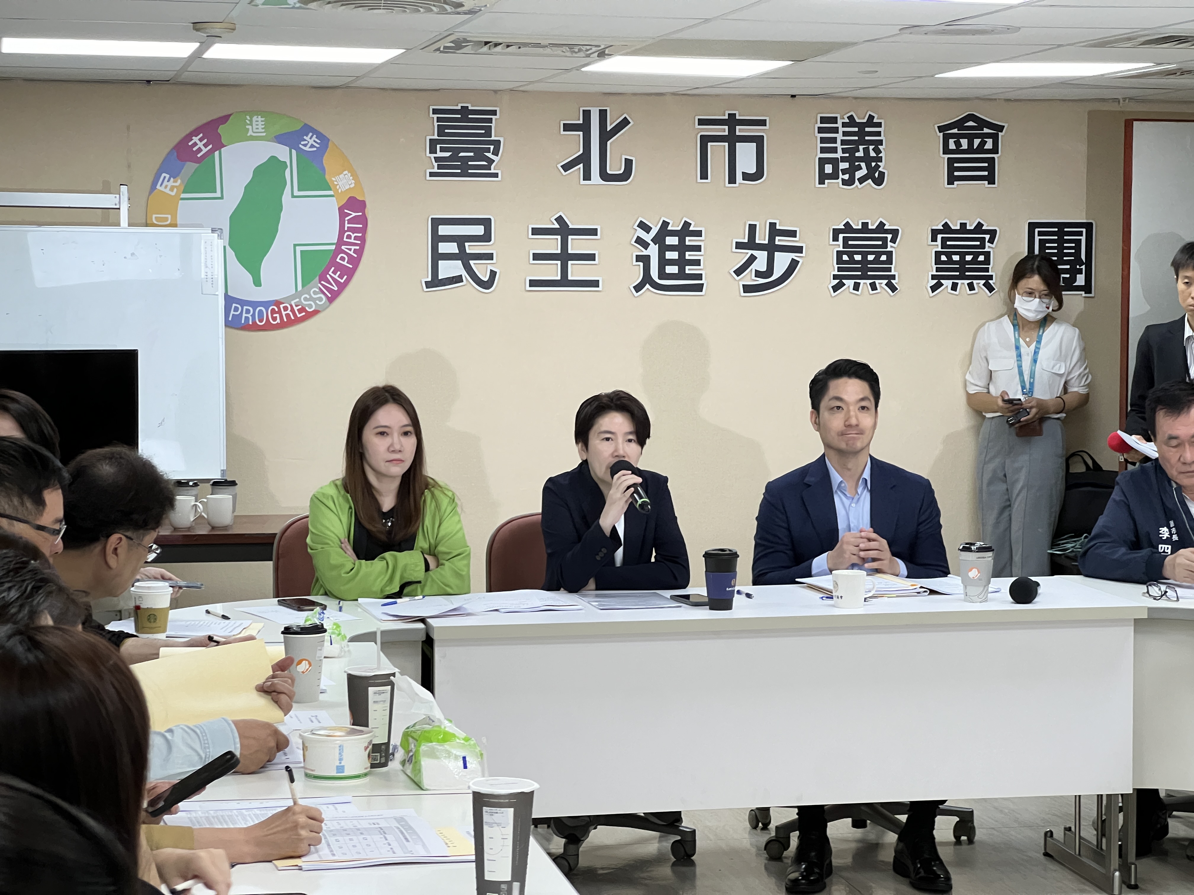 台北市长蒋万安率市府团队赴民进党北市议会党团报告重大法、议案。记者钟维轩／摄影