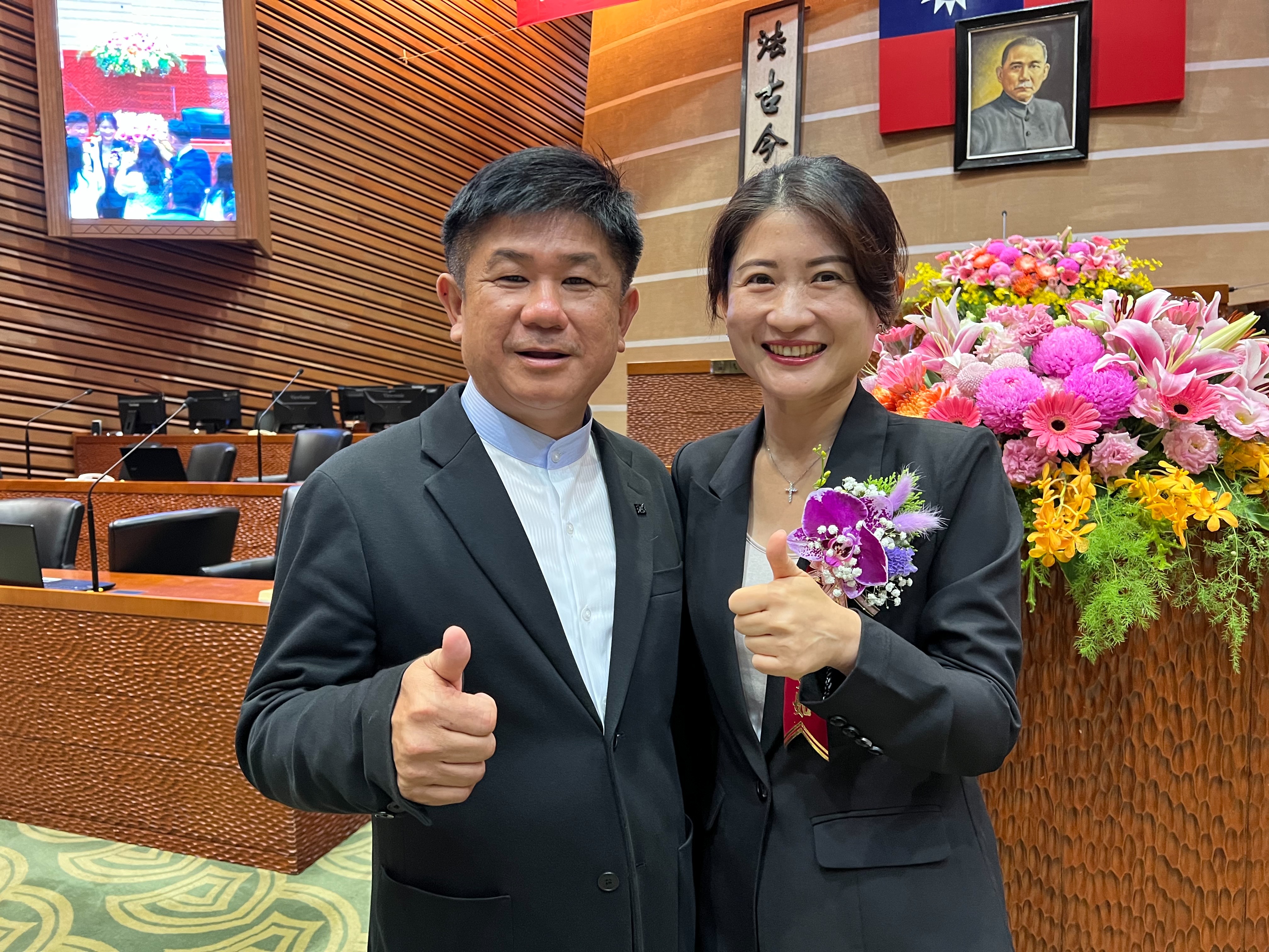 黄雯如先生张宜桦现任员山乡长（左），她（右）强调「一定会监督。」记者林佳彣／摄影