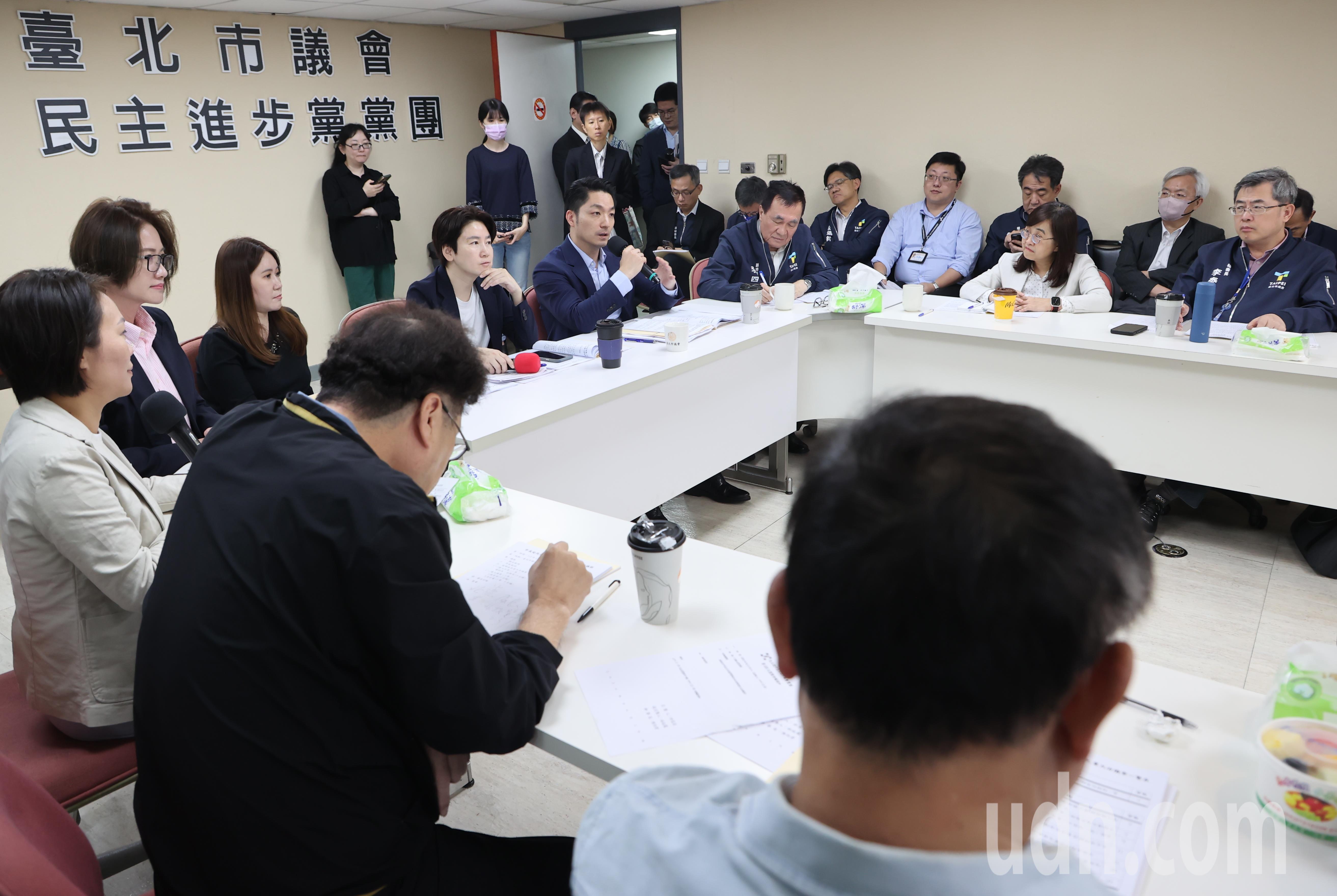 台北市长蒋万安（中）中午前往议会民进党团说明市府重大法议案。记者曾学仁／摄影