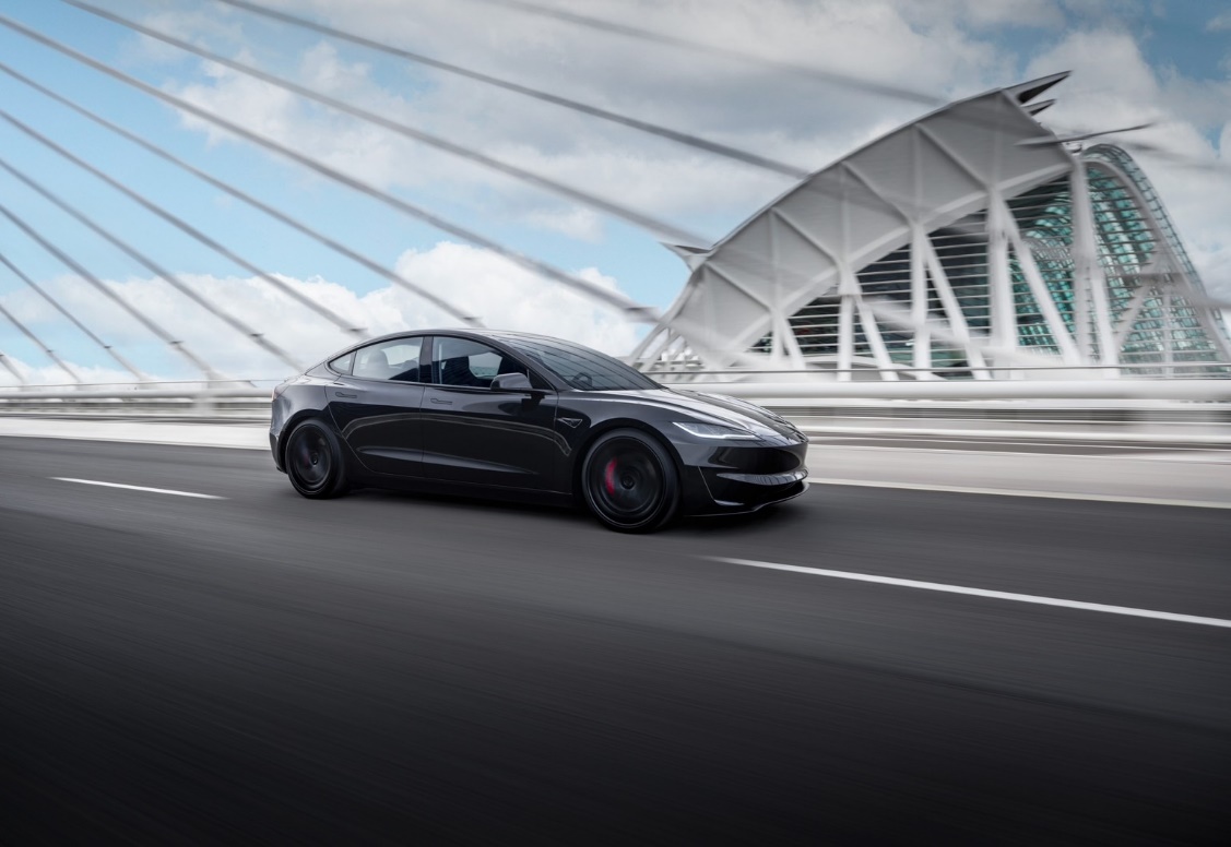 Model 3 Performance 全新主动式减震系统强调任何速度从容应对弯道并获得最佳的控制性与舒适度。图／业者提供