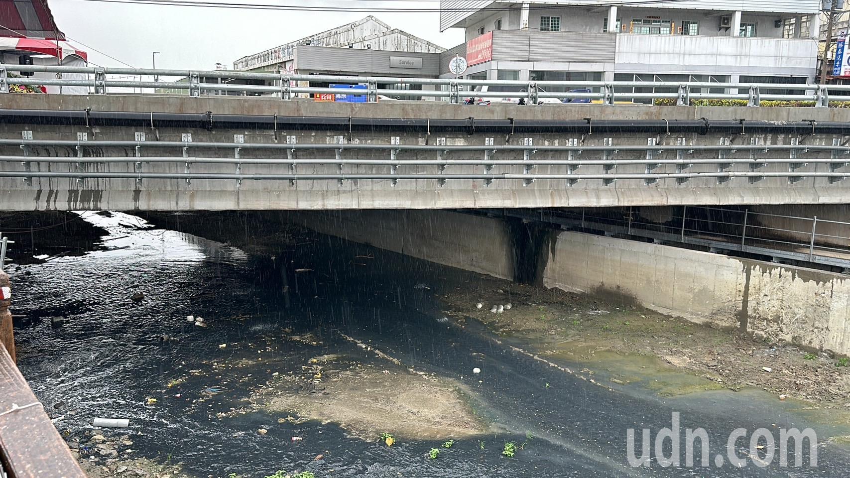 嘉义市跨越北港路的通港桥改建赶在汛期前完工，打通中央区域排水任督二脉。 记者鲁永明／摄影