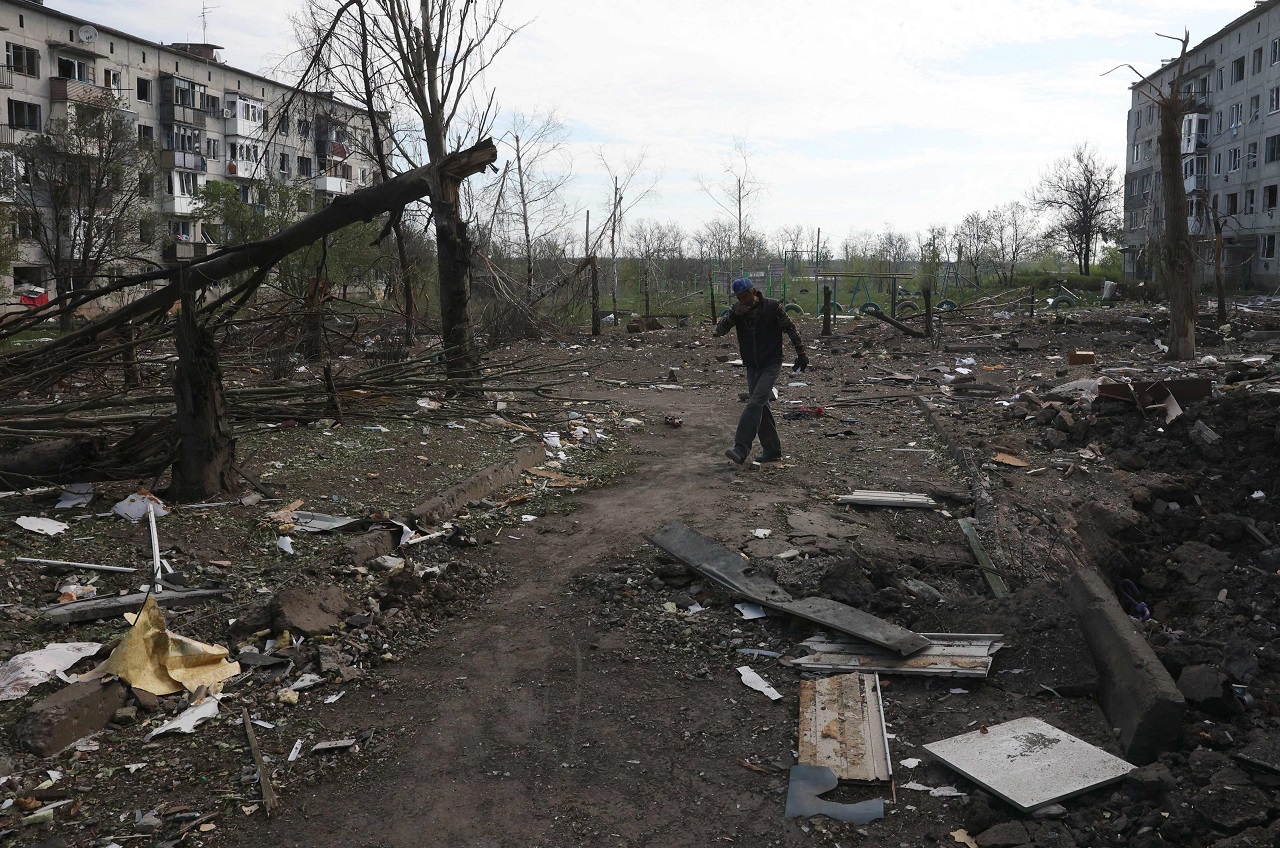 在乌克兰顿内次克州阿夫迪夫卡附近的奥切列季涅村，一位村民15日走过遭砲火摧毁的公寓大楼。俄军据报于21日攻入了奥切列季涅村。法新社