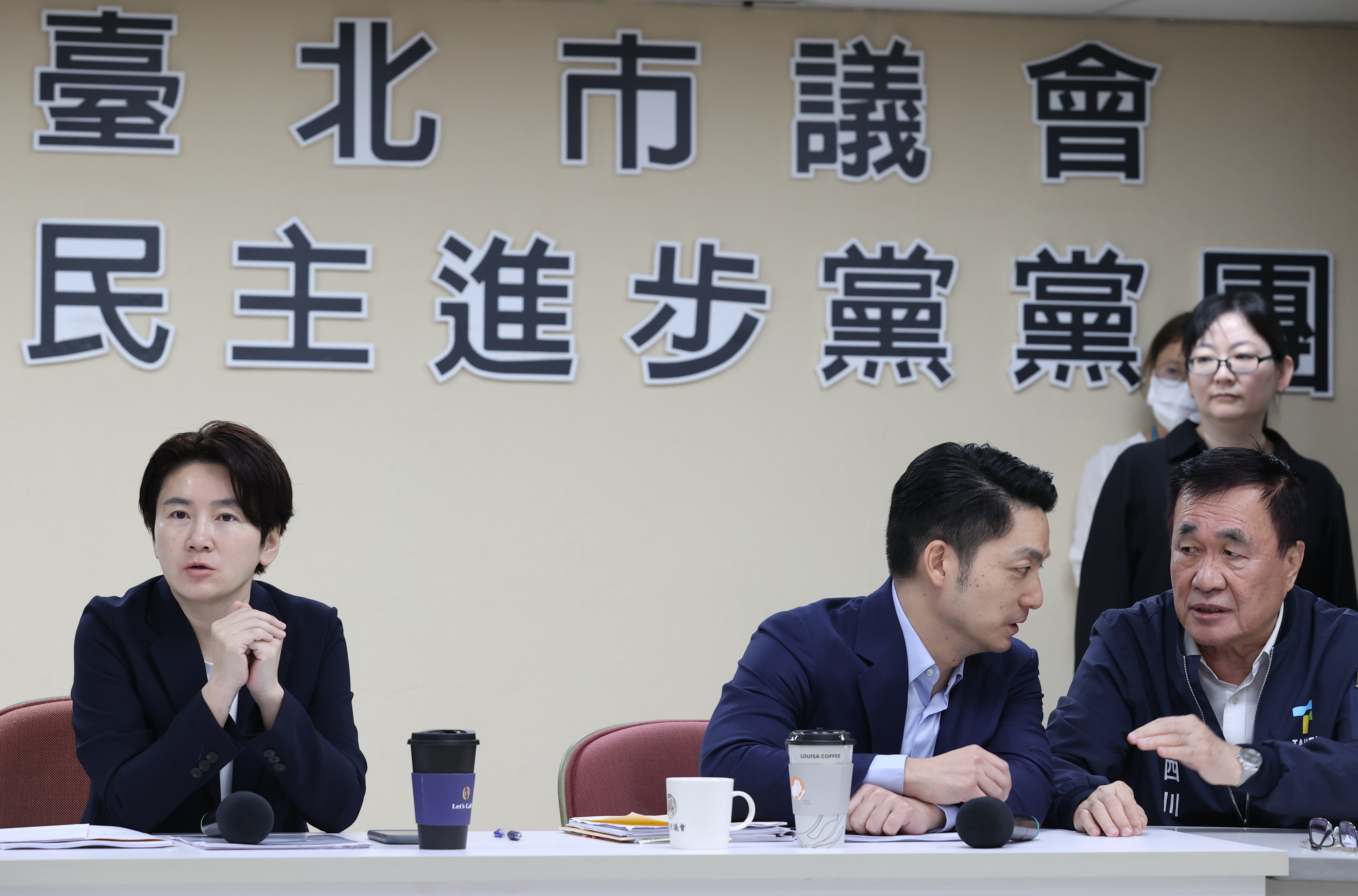 台北市长蒋万安中午前往台北市议会民进党团说明重大法议案。记者曾学仁／摄影