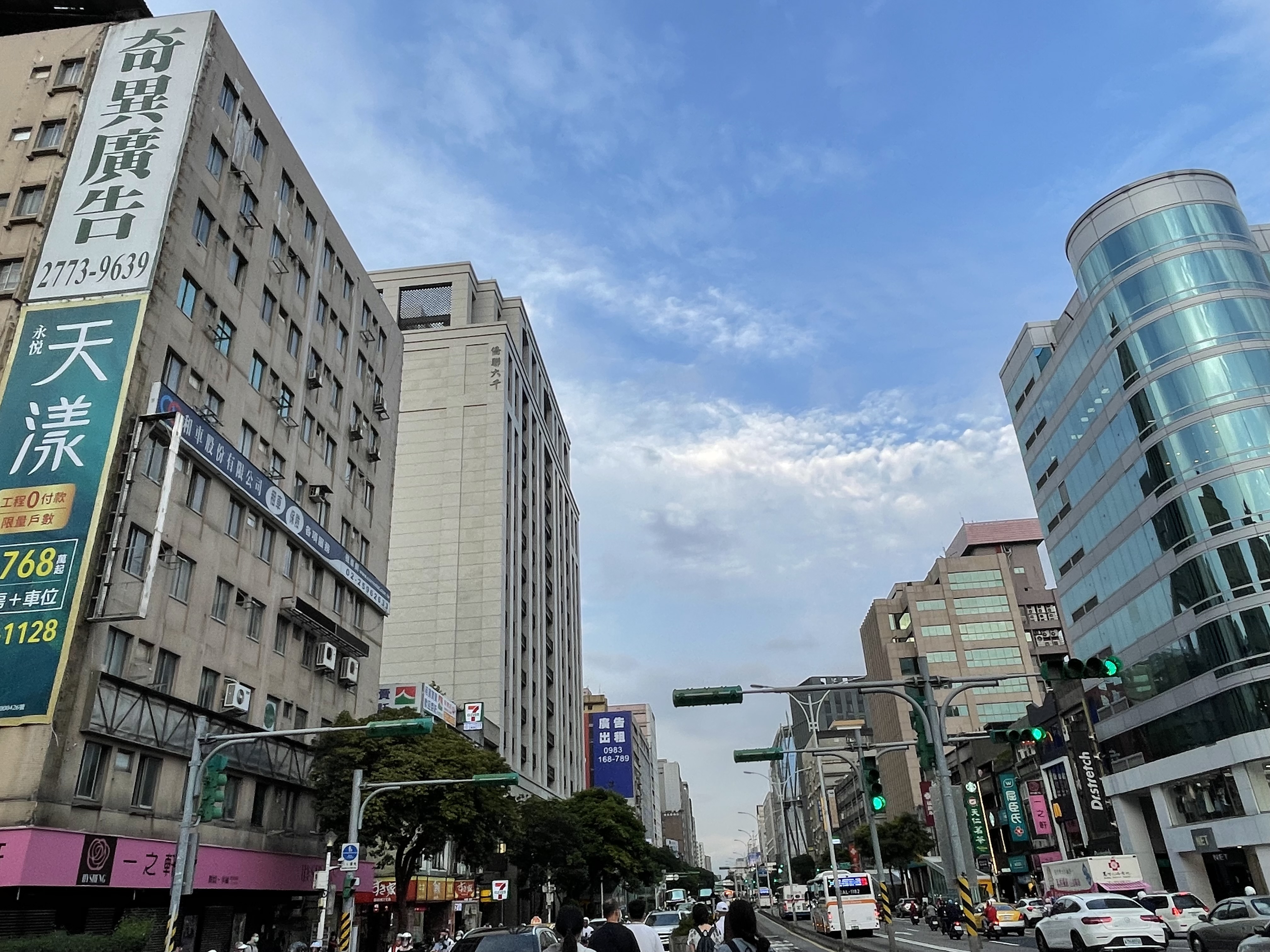 最新实价登录网揭露，台北市中山区吉林路屋龄22年的整栋华厦，今年2月以总价12.8亿元卖出。图为台北市中山区商办街景示意照。台湾房屋提供