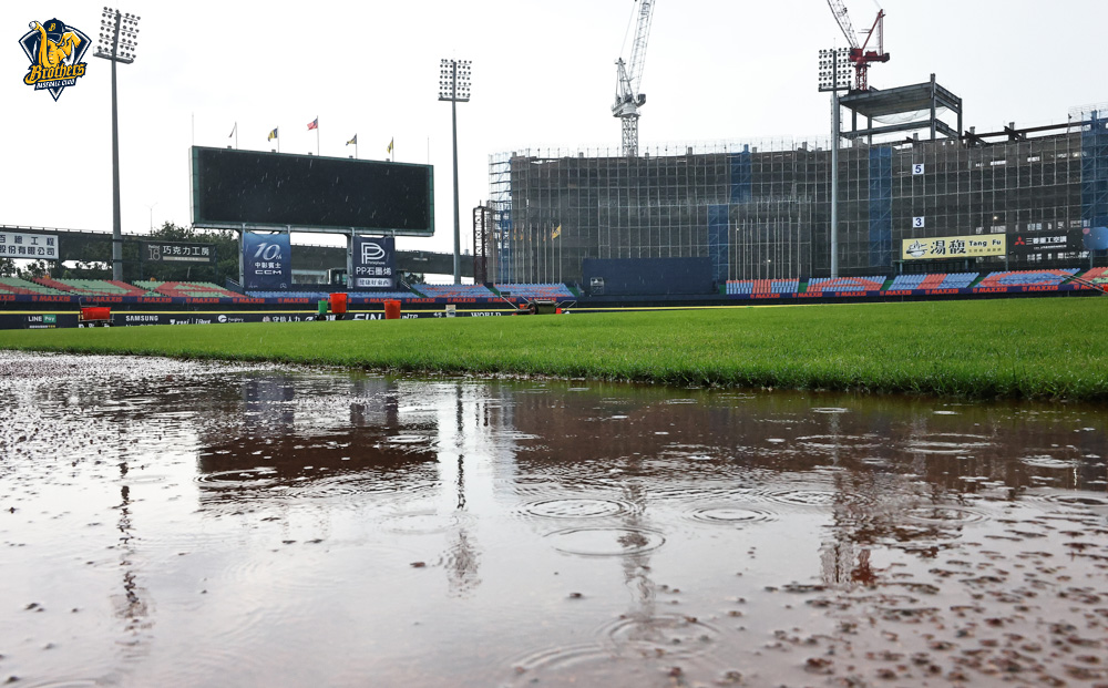 台中洲际棒球场赛事因雨延期。图／中信兄弟队提供