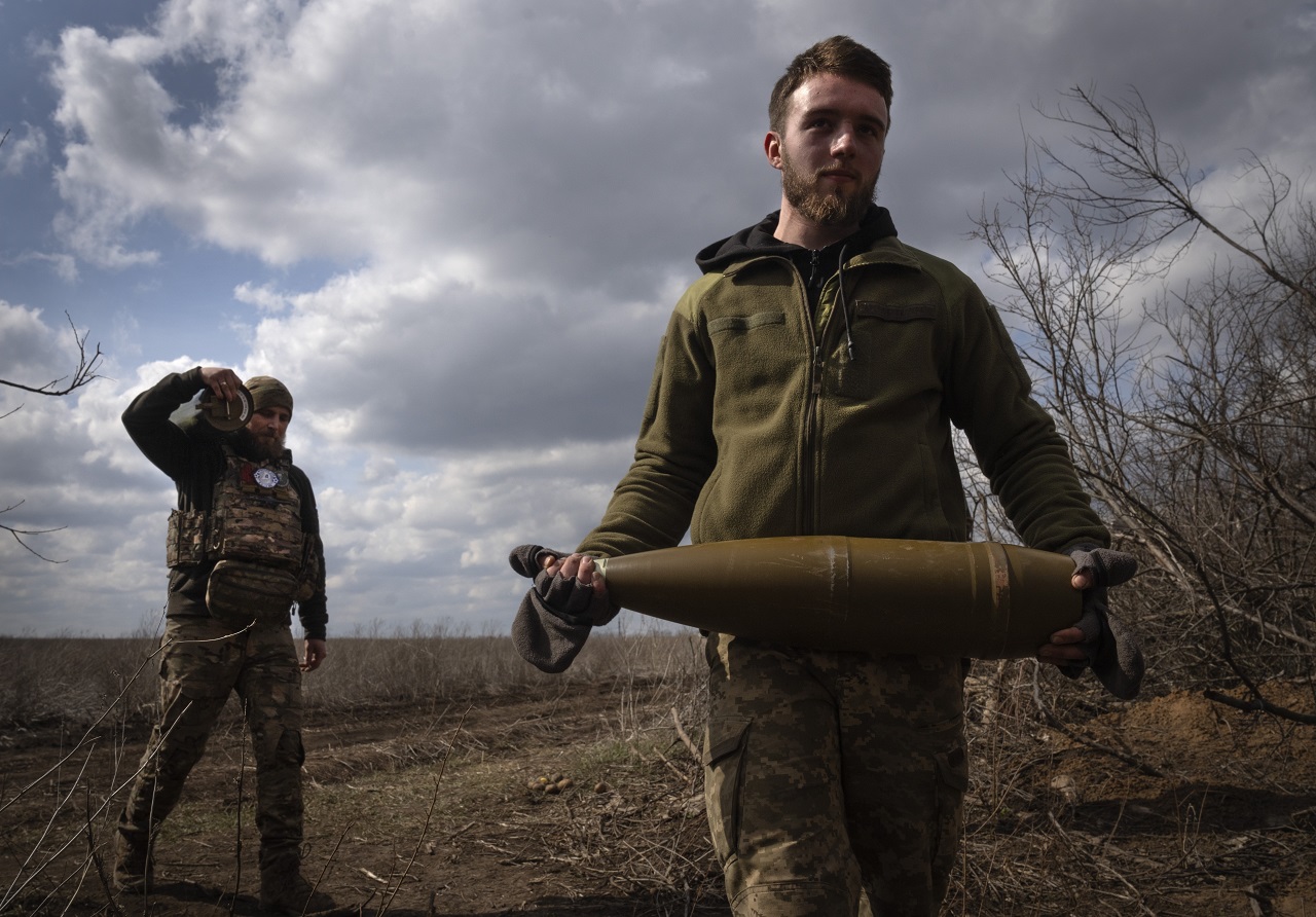 乌东城镇巴赫姆特附近的乌克兰军人上月徒手搬运砲弹。美联社