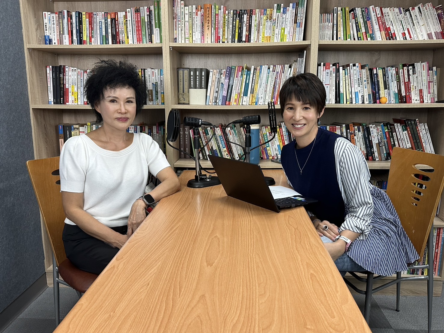 TVBS Podcast节目「新闻幕后」，特别邀请无毒教母谭敦慈(左)，右为夏嘉璐。图／TVBS提供
