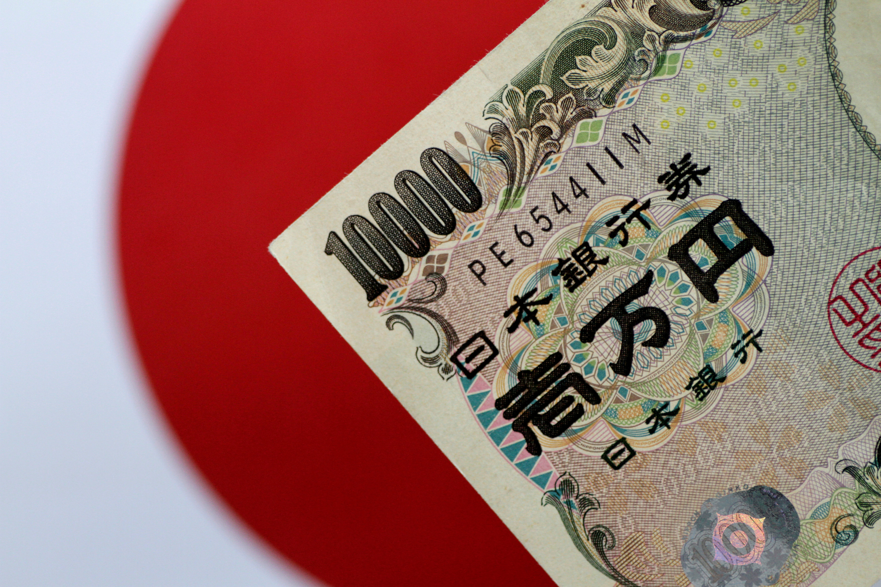 日圆兑美元汇率24日短暂跌破1美元兑155日圆，加深日本政府出手干预的可能性。 路透