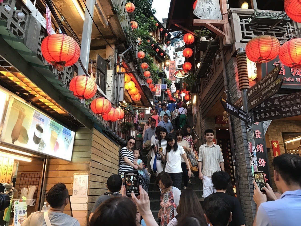 一名网友指出，发现很多外国人喜欢到台湾各个观光景点、吃台湾美食，只要大喊「爱台湾」，就能获得极高流量。情境示意图。本报系资料照
