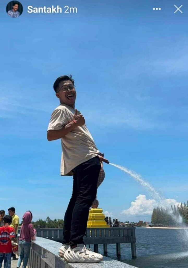柬埔寨一名网红在贡不省新地标「喷水海马雕像」前，利用视觉错位摆出尿尿姿势并上传影像，激怒当地民众和警方。图／撷自IG