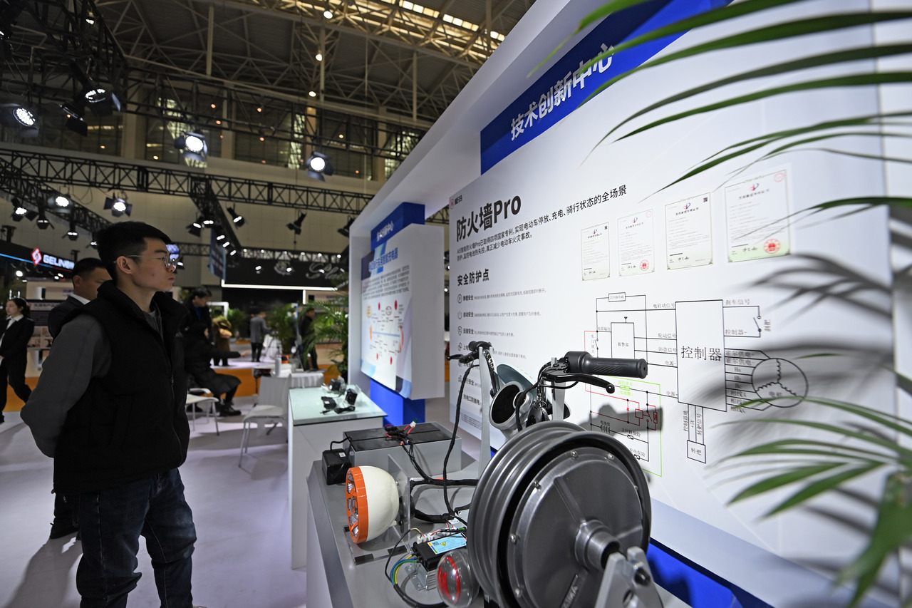 第二十二届中国北方国际自行车电动车展览会今年3月开幕，观众在展览设置的电动自行车产品质量安全技术创新中心内参观。图／新华社