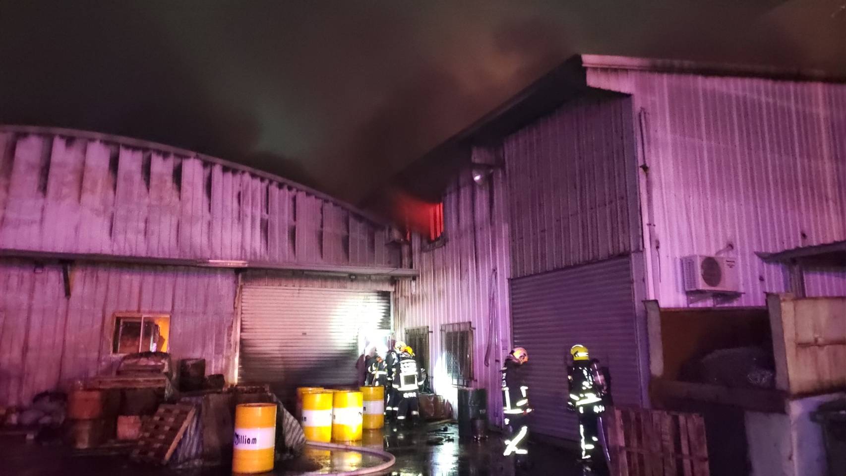 台中市大雅区今晚发生仓库火警，消防队员到场抢救。图／台中市消防局提供