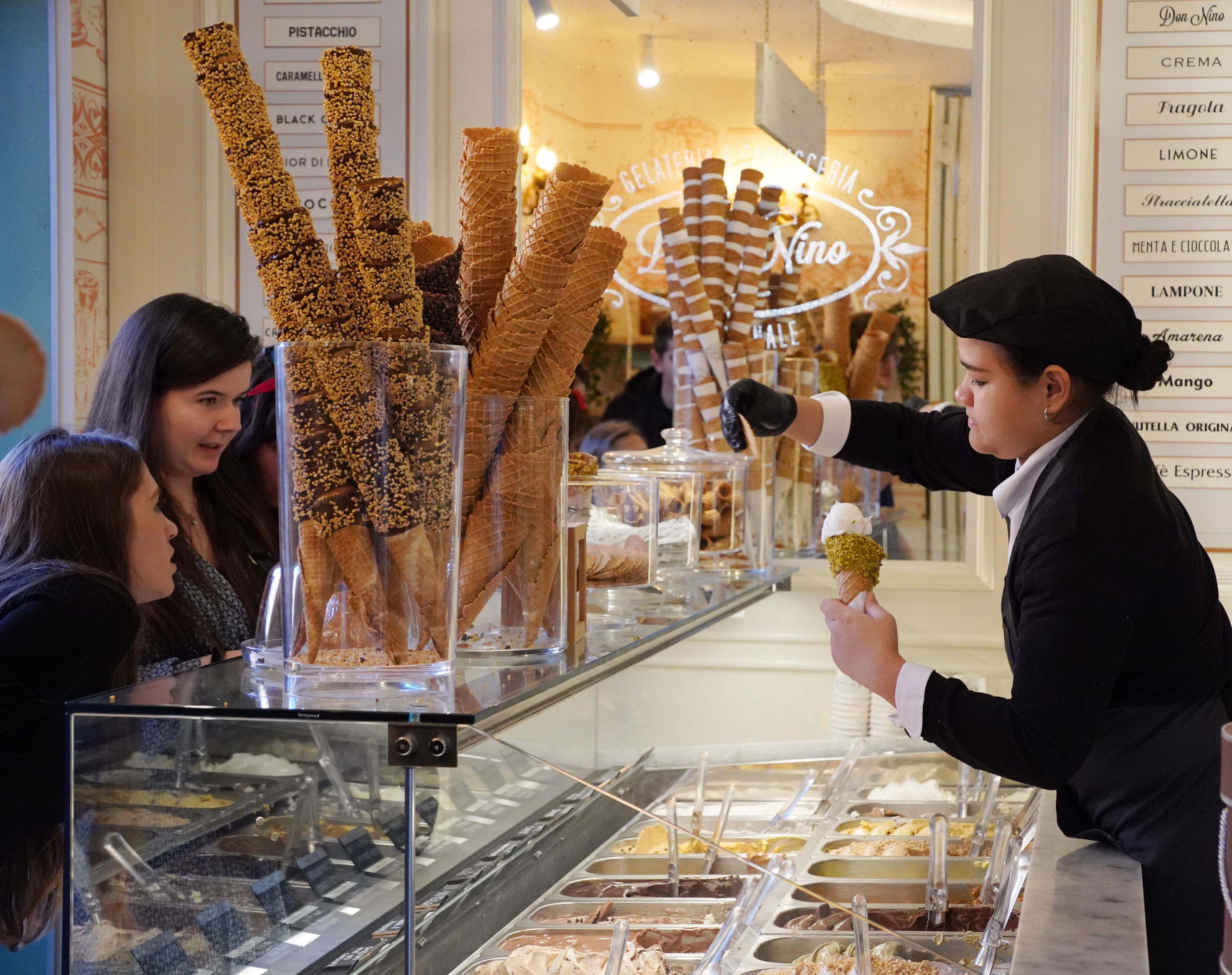 义大利米兰市预计今年5月至11月实施「午夜禁止饮食外带」法规，包括义式冰淇淋。许多观光客到访义大利最不能错过的就是品尝正宗义式冰淇淋。新华社
