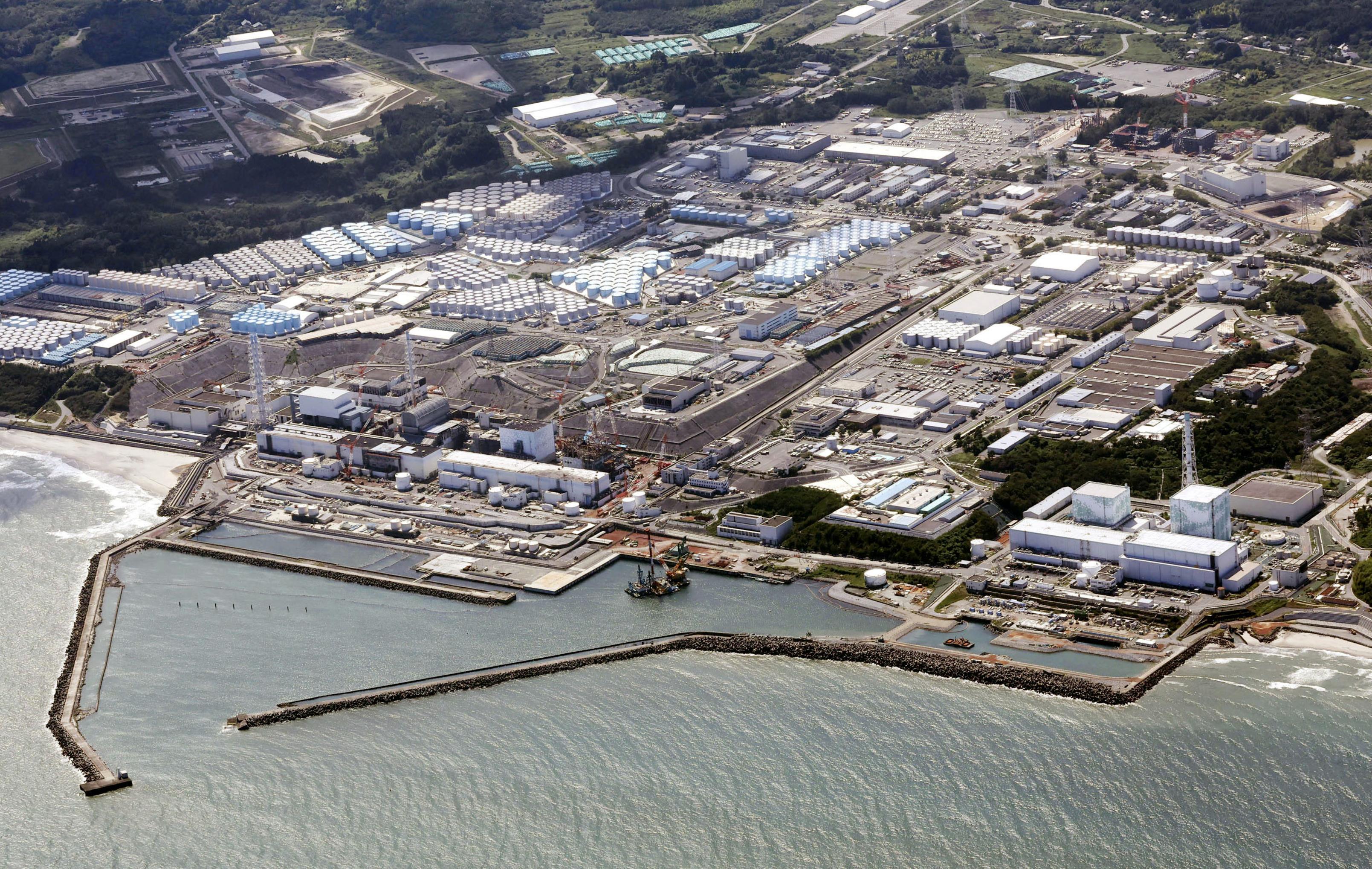 日本福岛第一核电站本月19日开始的第五次核污水排海，24日传出因停电一度暂停。（美联社）