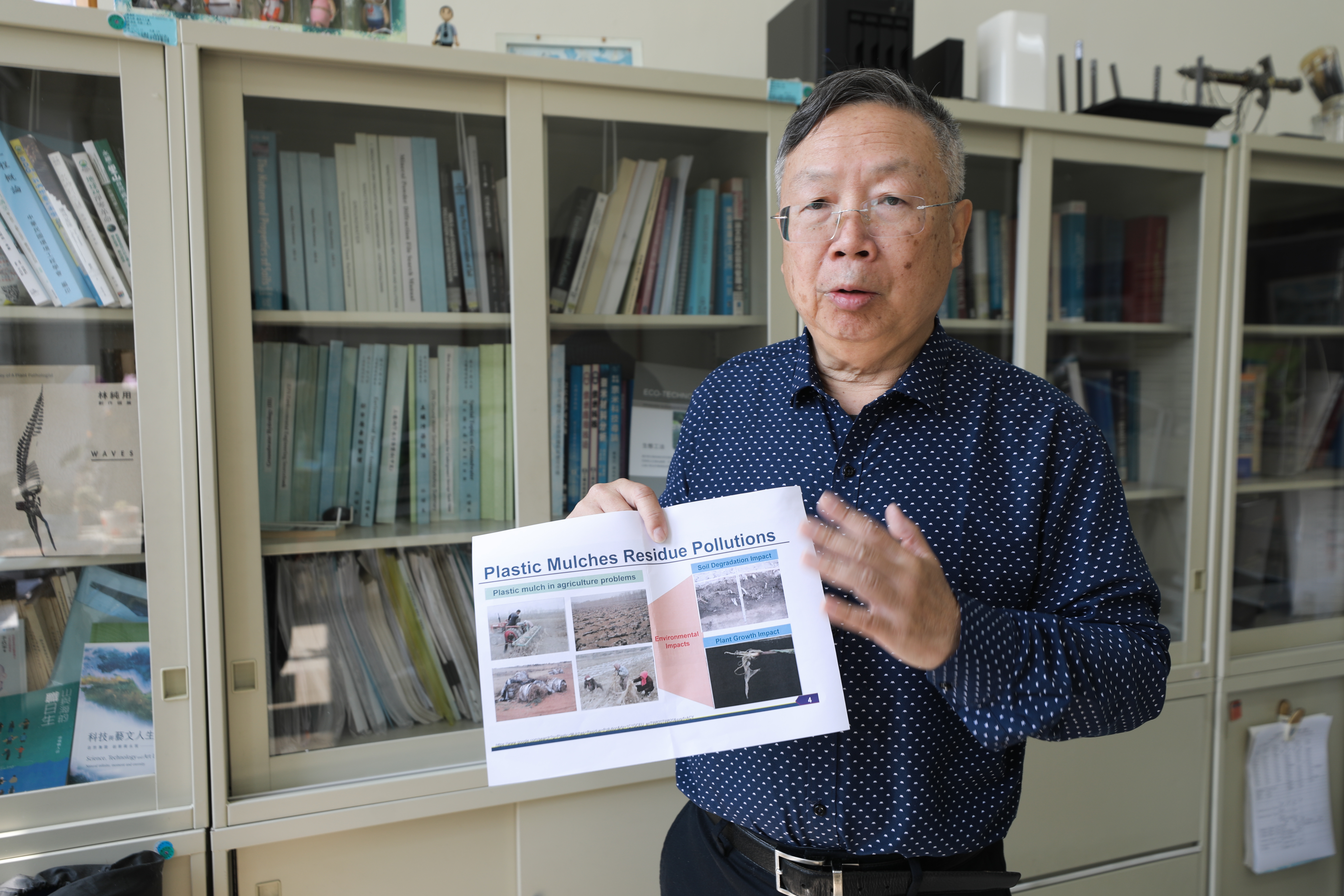 国立中兴大学土壤环境科学系终身特聘教授林耀东指出，长期使用农膜，产量反而减少，甚至影响环境与人体健康。记者林奂成／摄影
