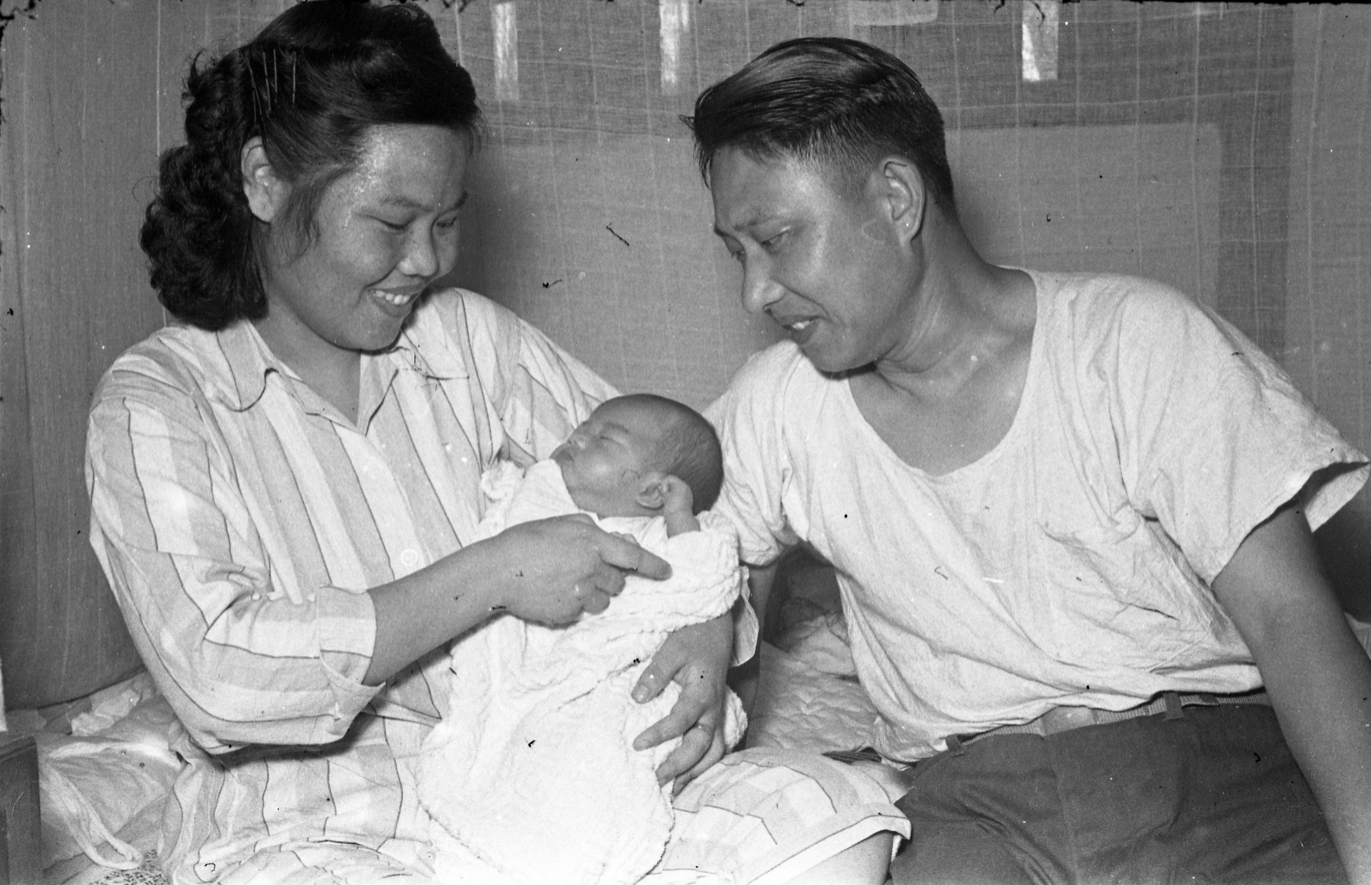 1956年4月26日，结婚14年仍未有子女的孙仲敏夫妇，终盼得一名千金，丈夫孙仲敏（右）与太太孙九青（左）开心的抱著千金合照。图／联合报系资料照片