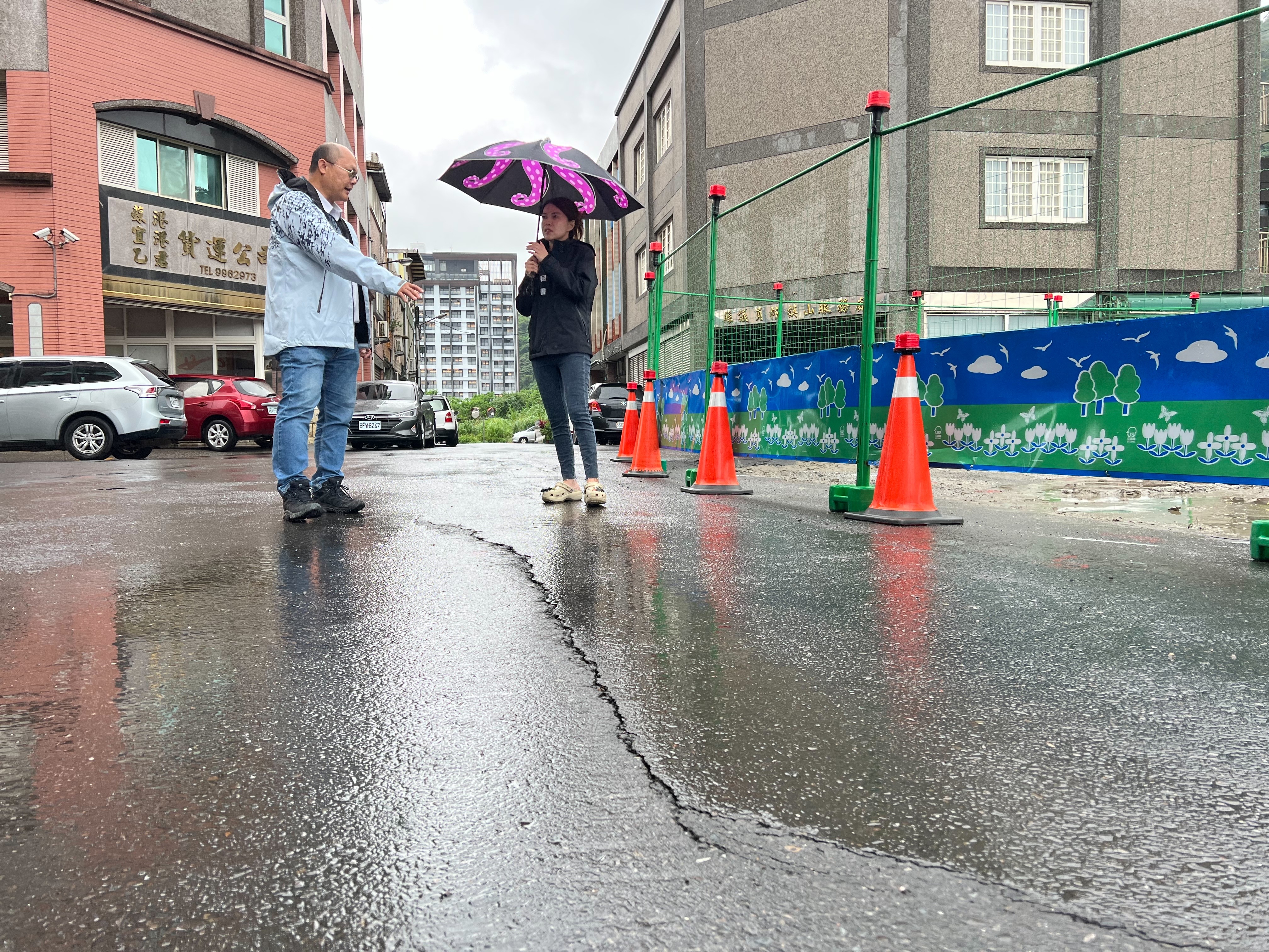 宜兰首件「天坑」案4月中旬发生后，迄今连日地震与下雨，路面龟裂扩大，住户担忧到半夜睡不著频频出来巡视。记者林佳彣／摄影