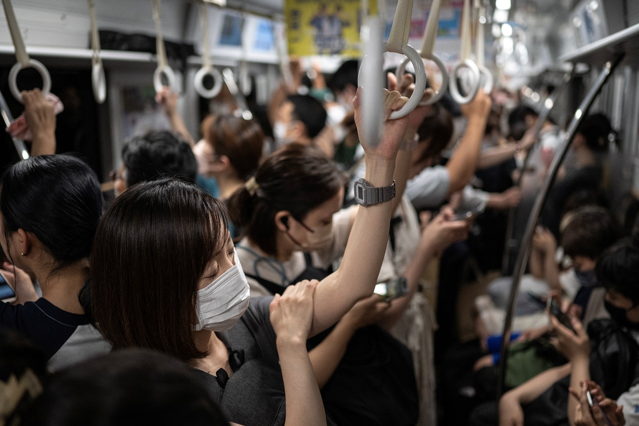 最近一项调查显示，现在只有30%的年轻日本人觉得在公司升迁很重要。图为日本福冈的民众搭乘地铁。路透