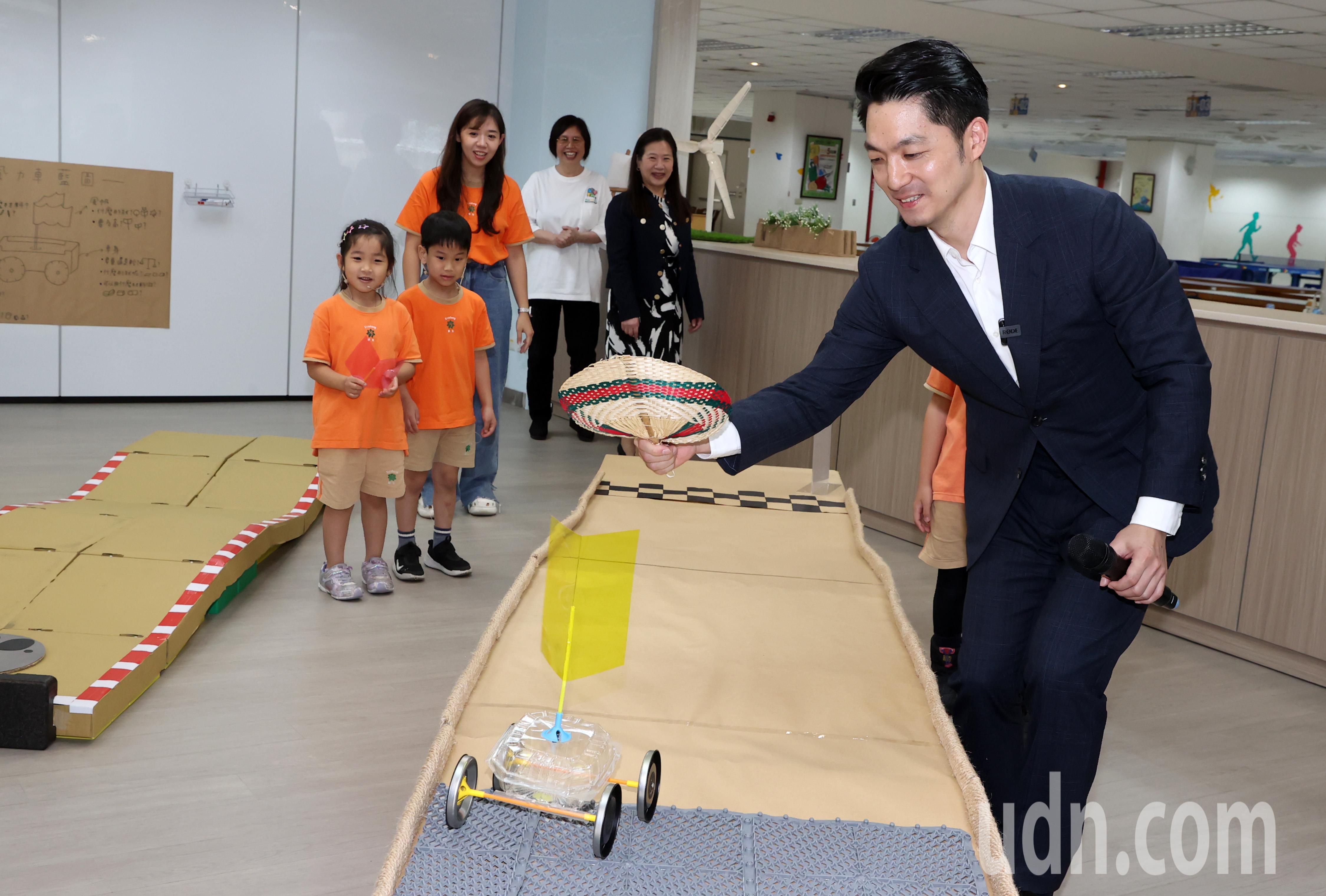 台北市长蒋万安（右）今天前往新生国小，为幼儿STEAM创思中心揭幕，并与小朋友一起玩游戏。记者胡经周／摄影