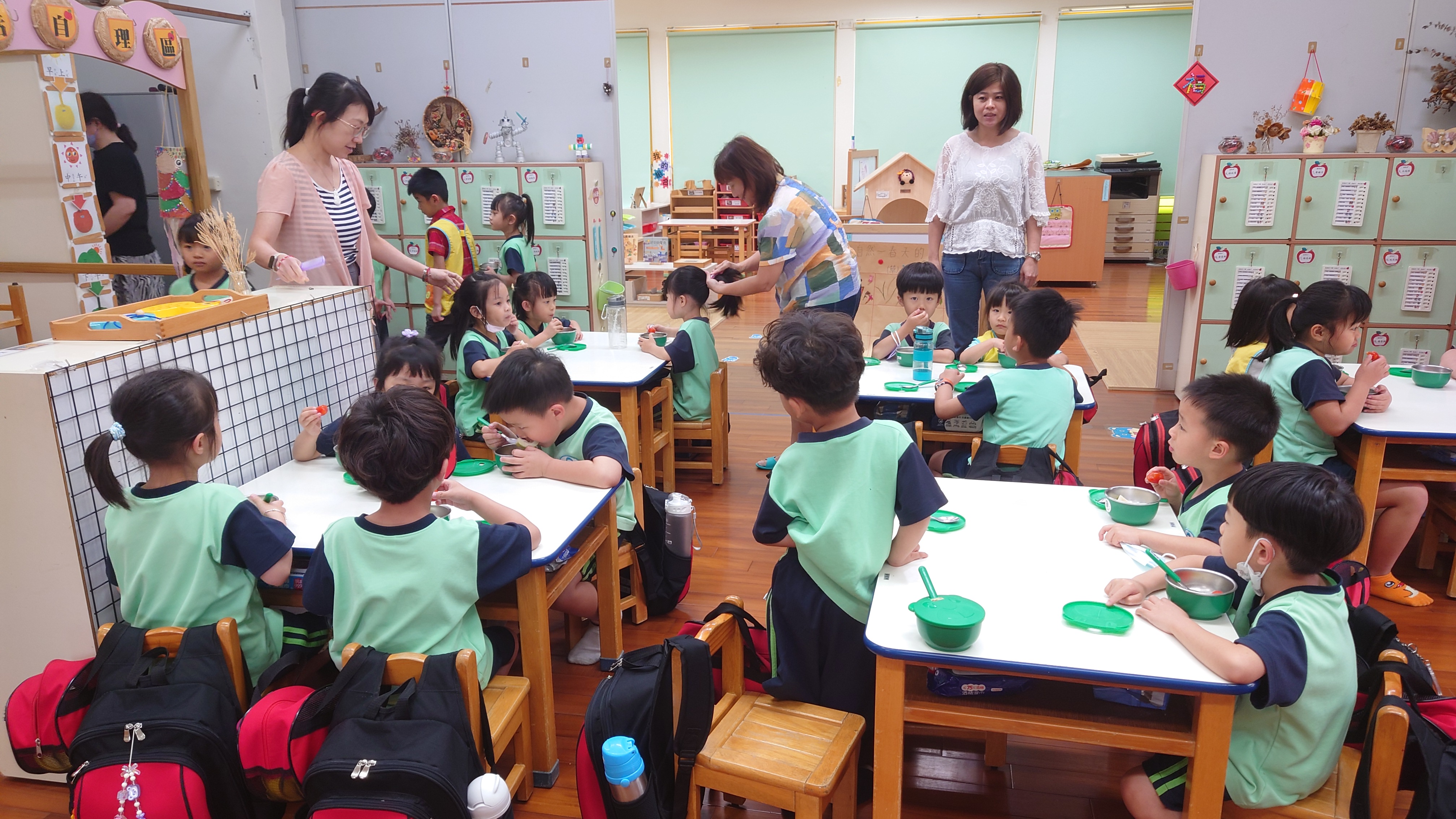 台湾少子化，大多数幼儿园采混龄教学，教幼老师指导幼童互相帮忙。记者简慧珍／摄影