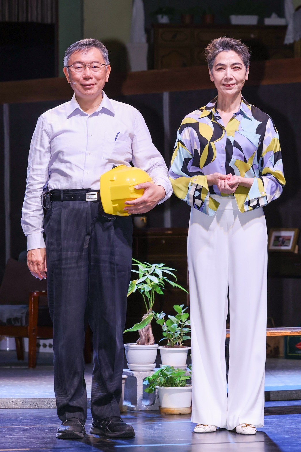 民众党主席柯文哲（左）与艺人赖佩霞（右）为音乐剧「倒垃圾」彩排。记者沈昱嘉／摄影