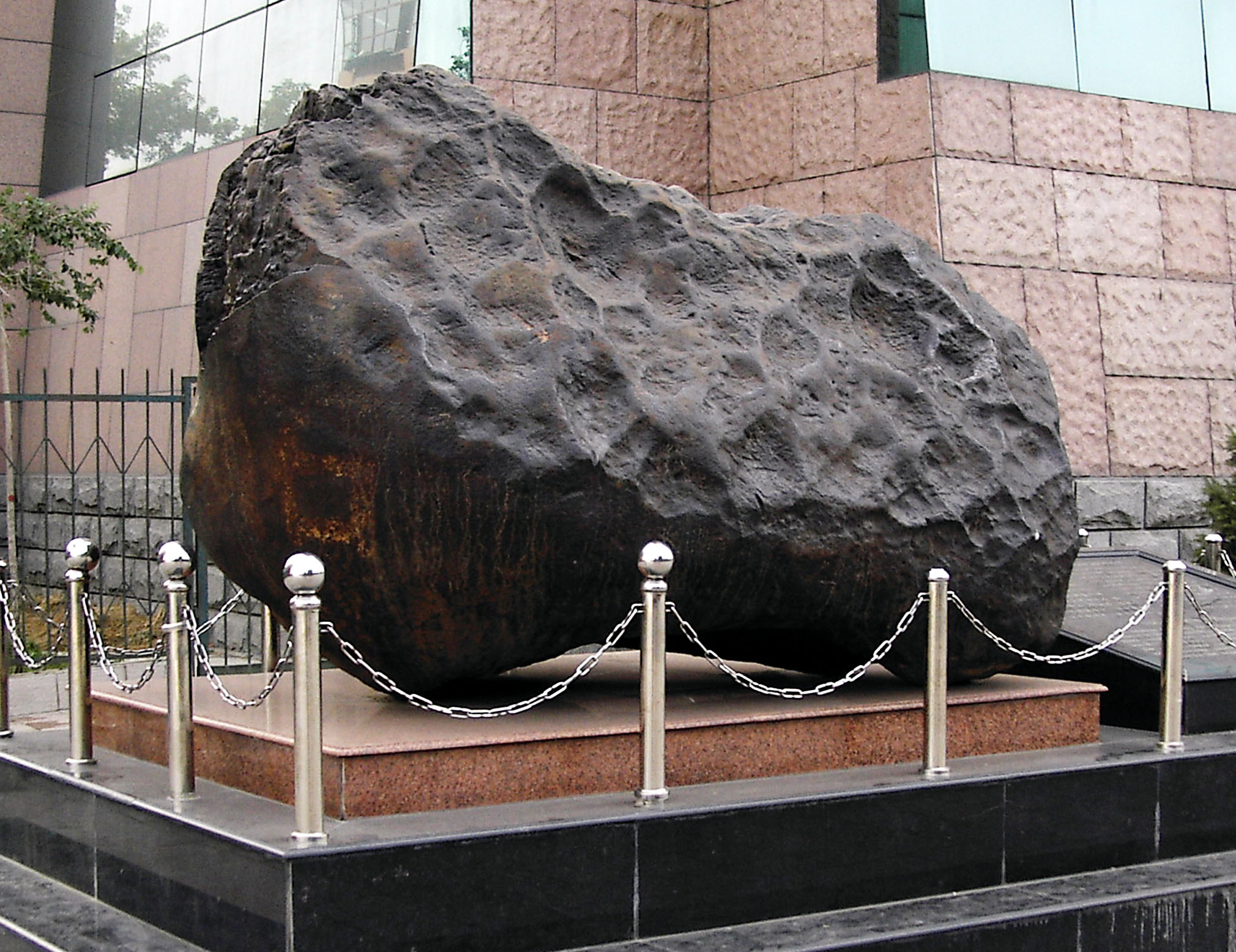 图为乌鲁木齐市新疆地质矿产博物馆门前摆放著该馆的镇馆之宝﹕世界上第三大铁陨石。 （香港中通社）