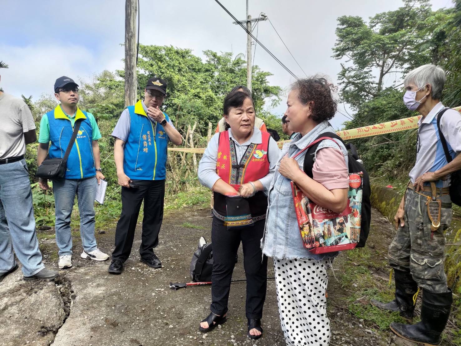 寿丰乡长曾淑懿（右三）在403地震后，在各村勘灾，关心灾民。图／寿丰乡公所提供