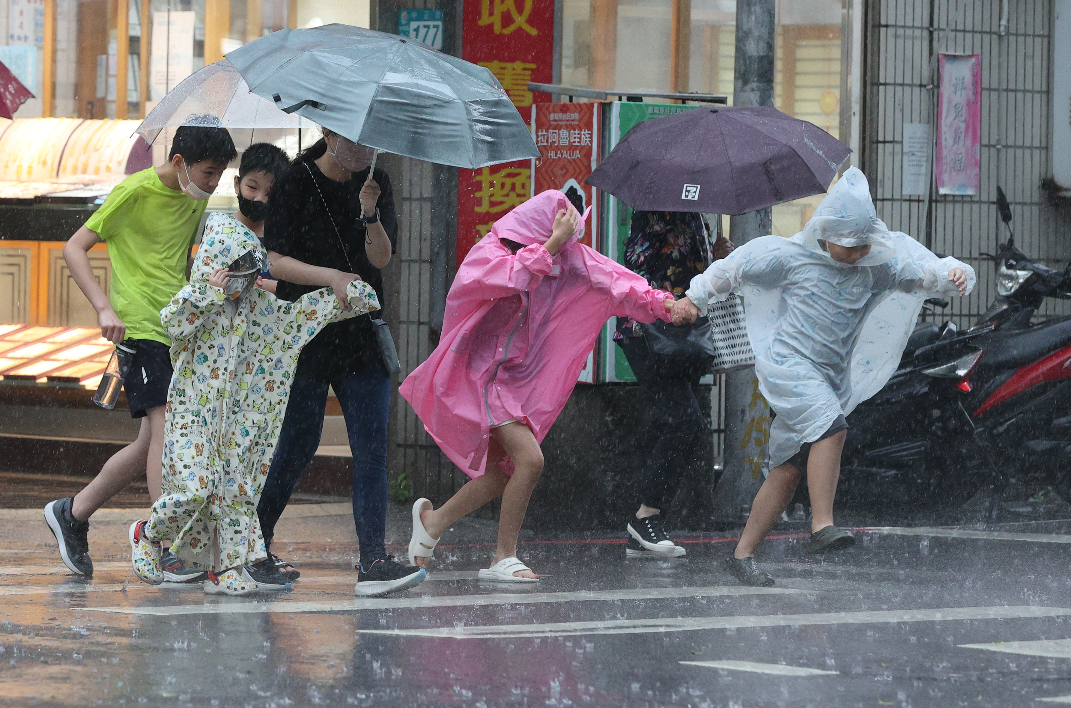 中央气象署针对台东县、屏东县、高雄市发布大雷雨即时讯息。本报资料照片