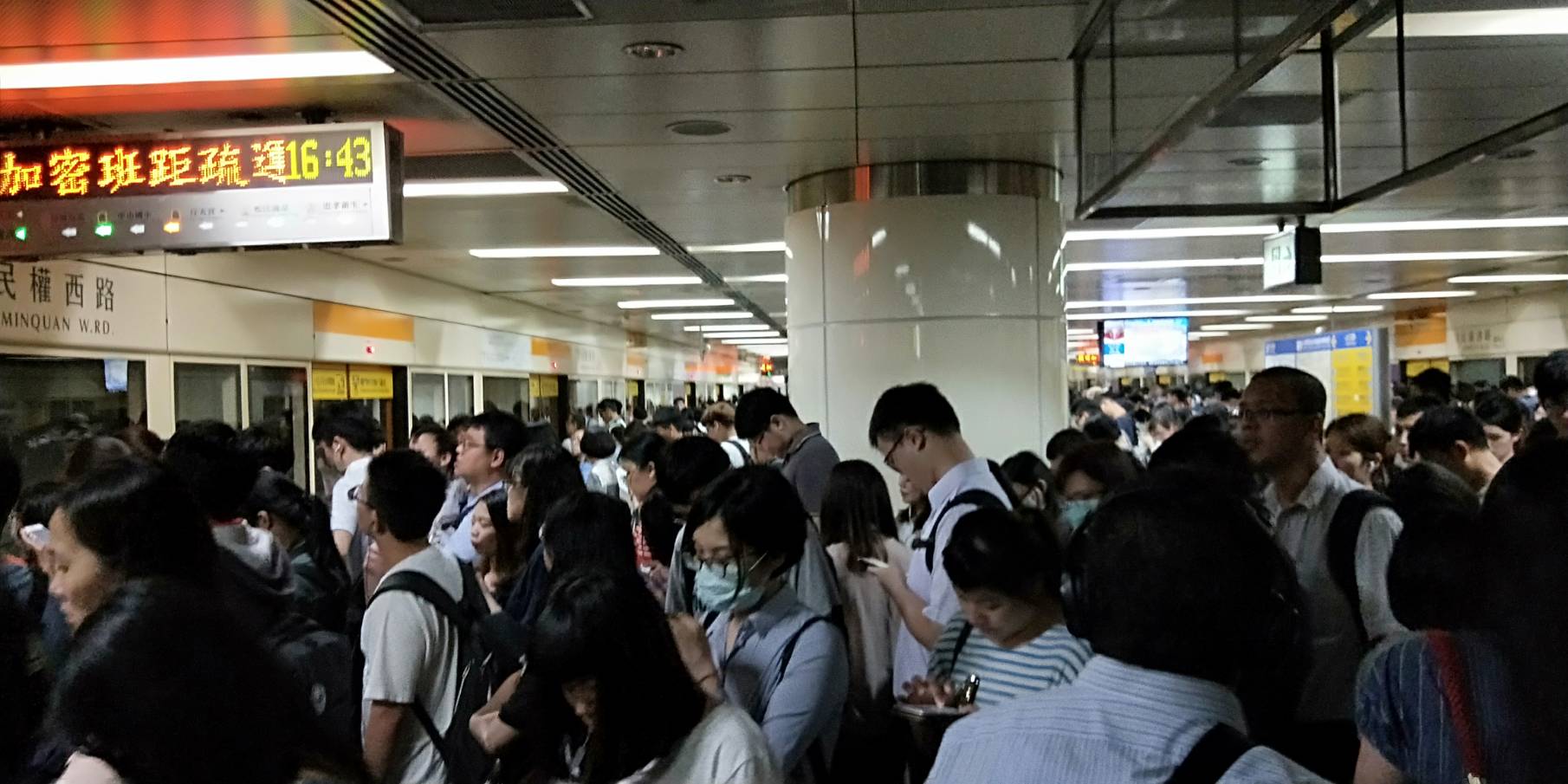 台北捷运民权西路站惊传民众坠轨意外；图为民权西路站月台挤满人潮。示意图。本报资料照片