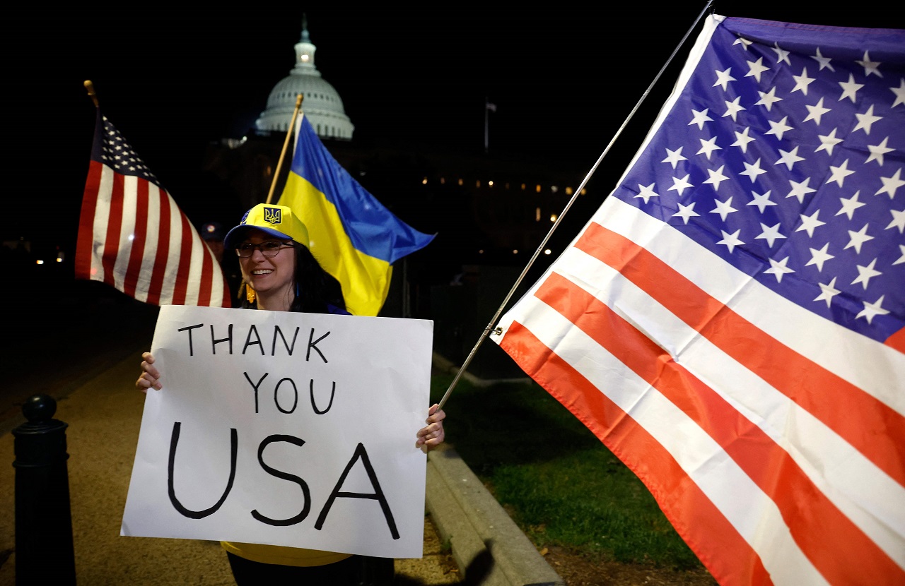 美国参议院23日通过乌克兰、以色列和台湾的外援预算案后，乌克兰的支持者在华府国会山庄外举著「谢谢美国」标语。法新社