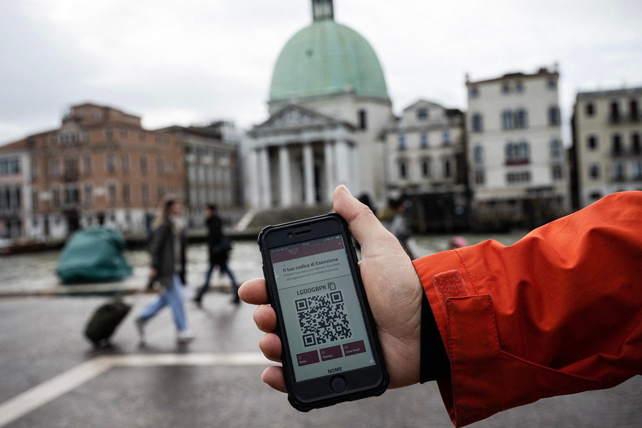 义大利威尼斯的一日游观光客25日起必须购买5欧元门票，这张当天拍摄的照片可见一只智慧手机萤幕显示进入威尼斯的QR码。法新社