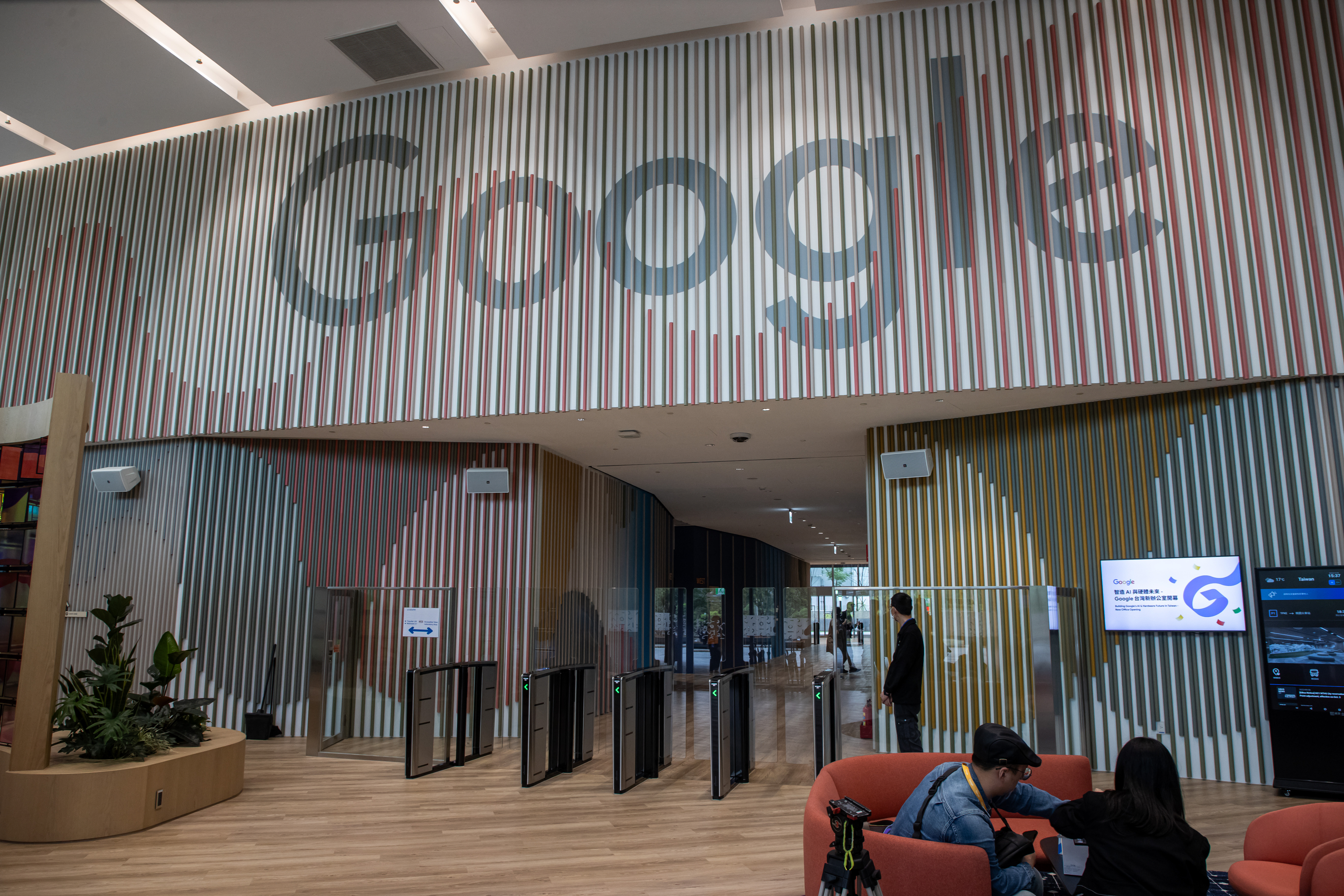Google位在新北市板桥的第二栋全新硬体研发办公大楼一楼大厅。记者季相儒／摄影