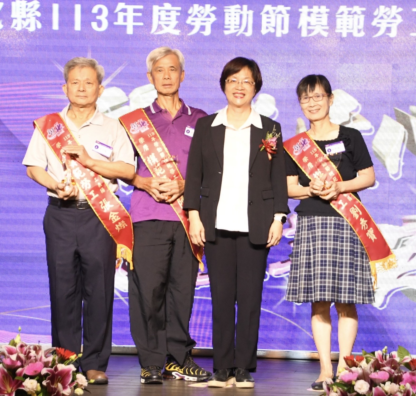 彰化县长王惠美（右二)表扬银发模范劳工73岁的张金灿、陈其城、刘秀宝(由左至右)  等3人。记者林宛谕／摄影