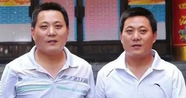 刘永刚（左）因一次火锅店白撞经历，找回失散41年双胞胎哥哥曾勇（右）。（网上图片）