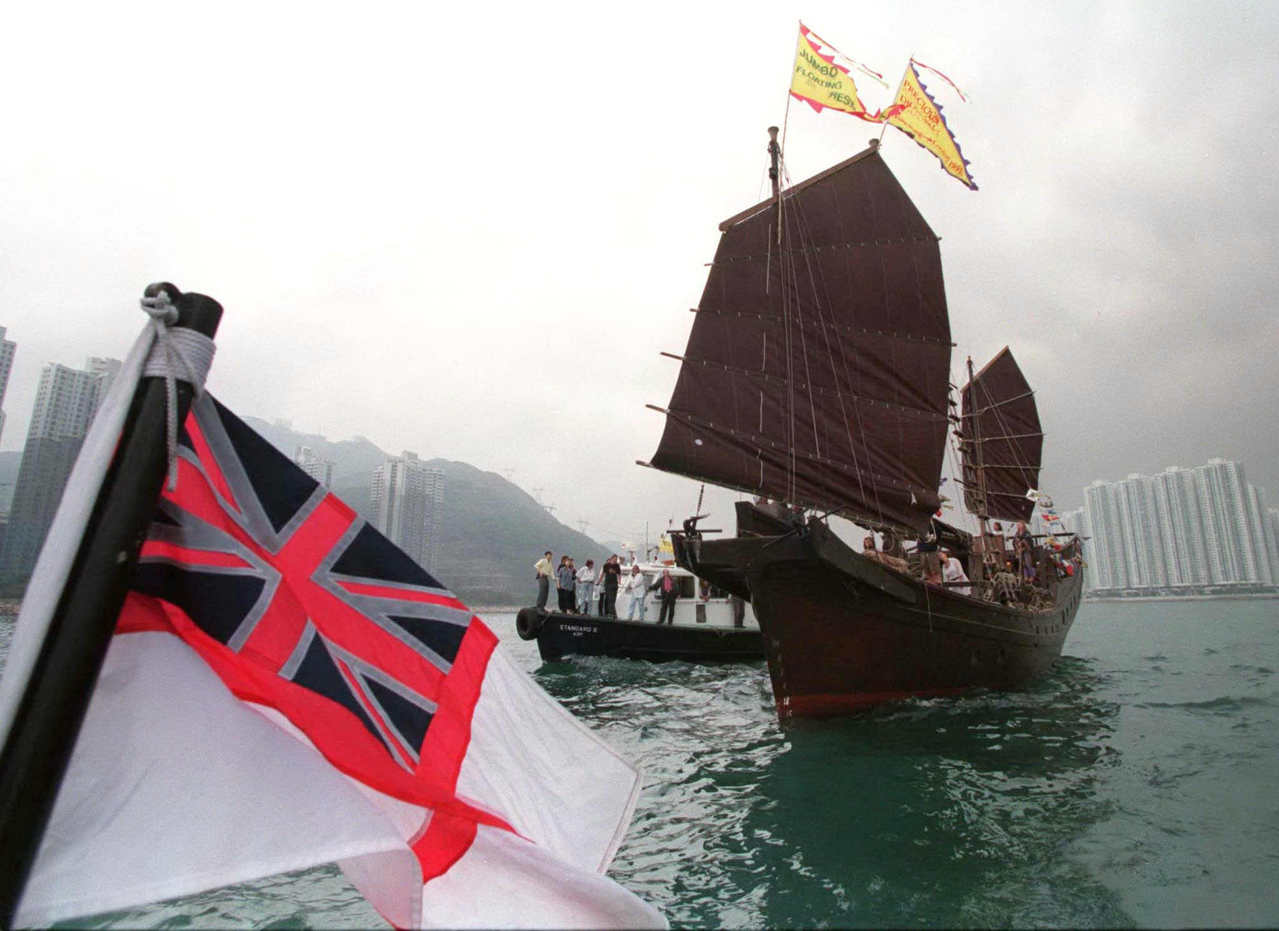 有关香港历史的论述，多以中英两国为中心，但实际上在二战之后，港美关系较一般想像密切。图为帆船「宝龙号」（The Precious Dragon）在英国海军巡逻艇护送下从香港出海。 图／路透社　