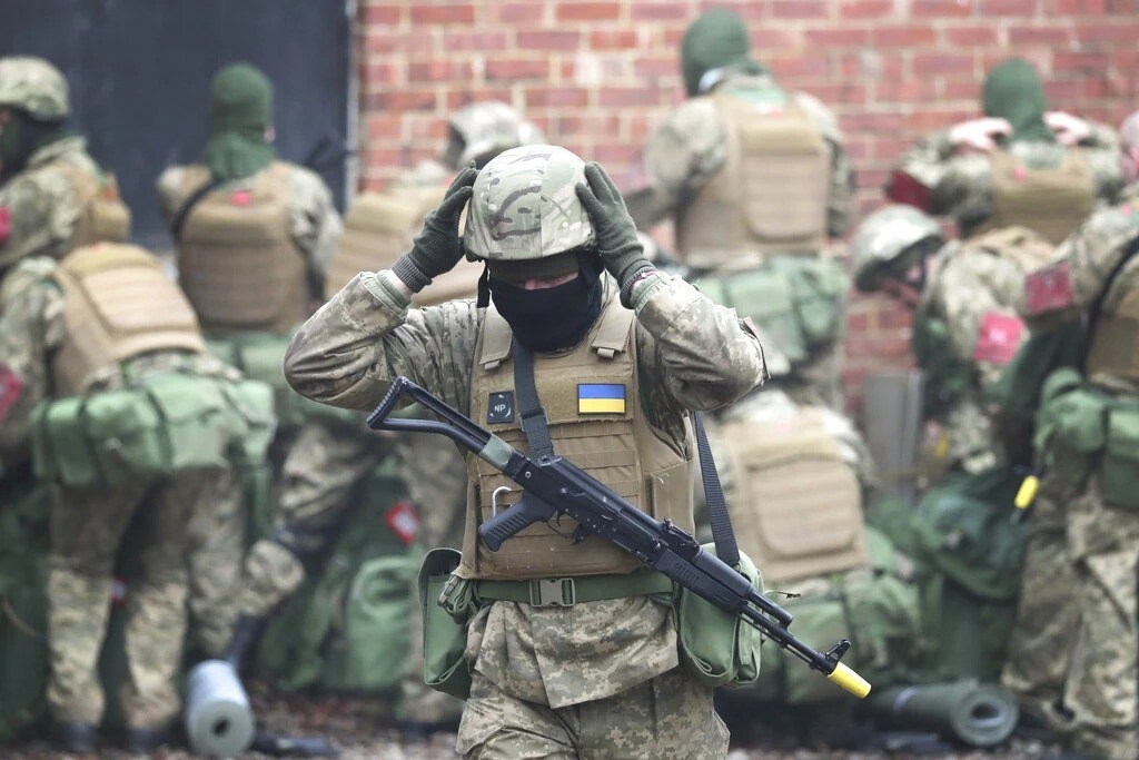 兵力短缺问题加剧，乌克兰正在采取新措施，鼓励役龄男子返国镇守前线。美联社