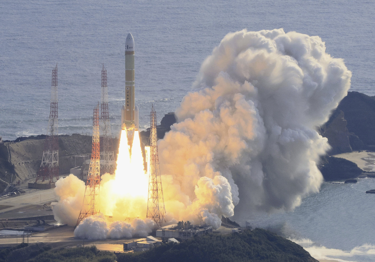 日本宇宙航空研究开发机构（JAXA）今天表示，日本新型主力火箭H3三号机将于今年6月30日在鹿儿岛县种子岛太空中心升空。图为JAXA今年2月17日在九州鹿儿岛的种子岛太空中心发射的H3火箭。美联社