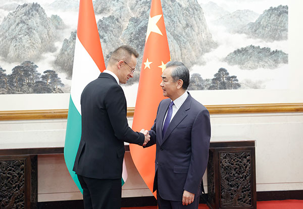 大陆外交部长王毅昨25日在北京同匈牙利外交部长西雅尔多举行会谈。     大陆外交部网站