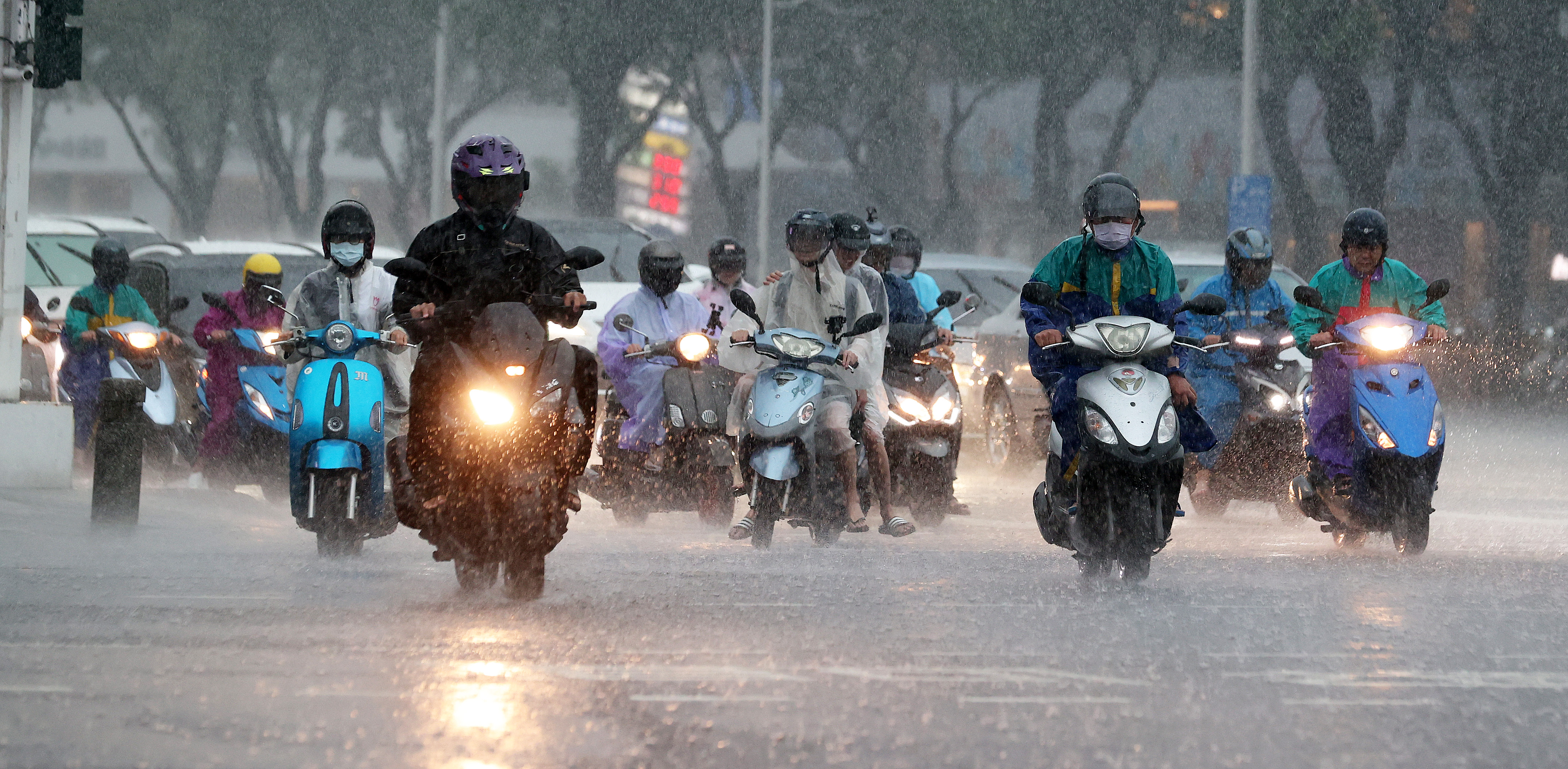 中央气象署发布大雷雨即时讯息，警戒区域：高雄市、台南市，持续时间至上午10时0分。记者刘学圣／摄影