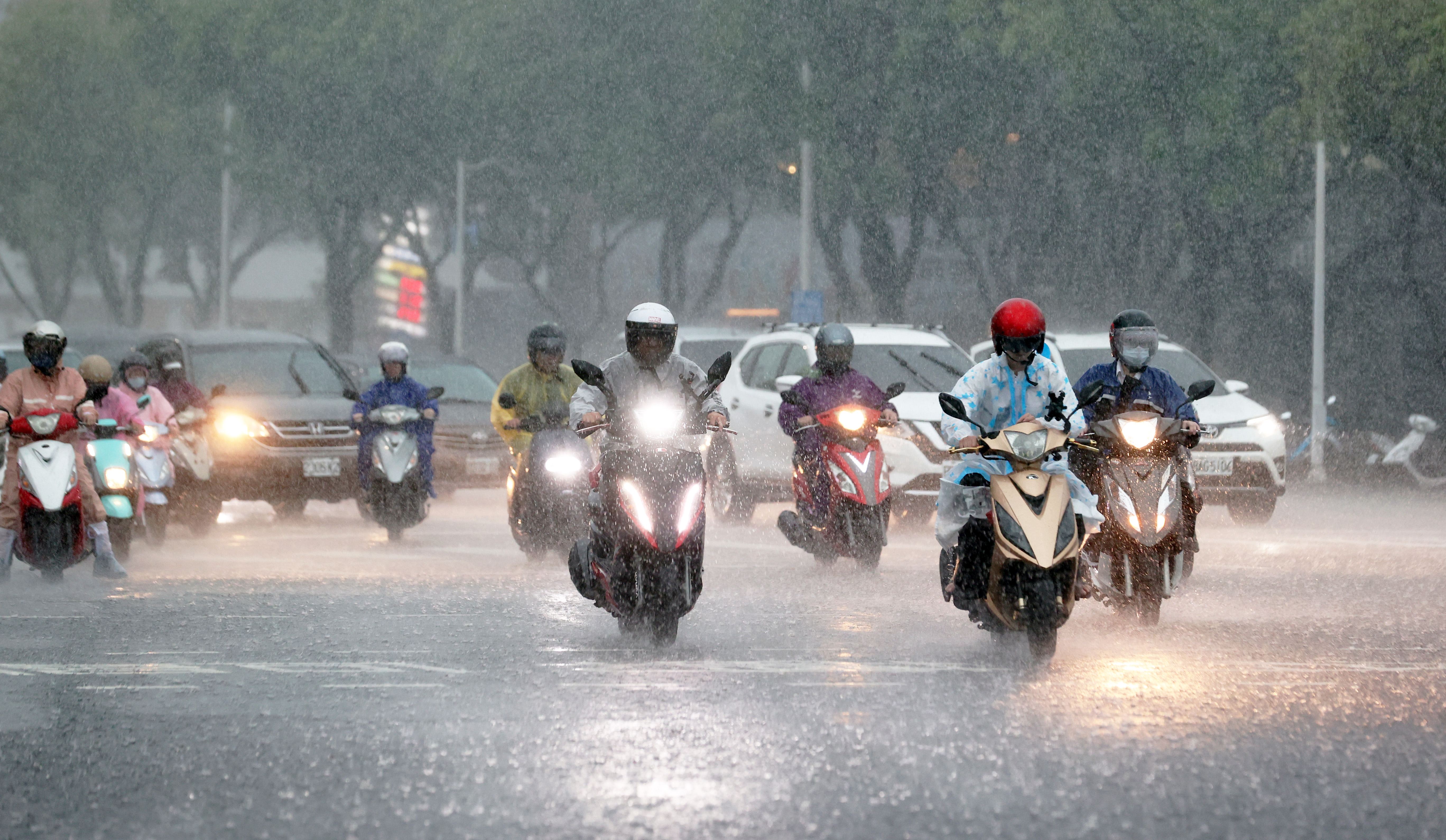 锋面影响，易有短延时强降雨，中央气象署发布台南市、高雄市大雨特报。记者刘学圣／摄影
