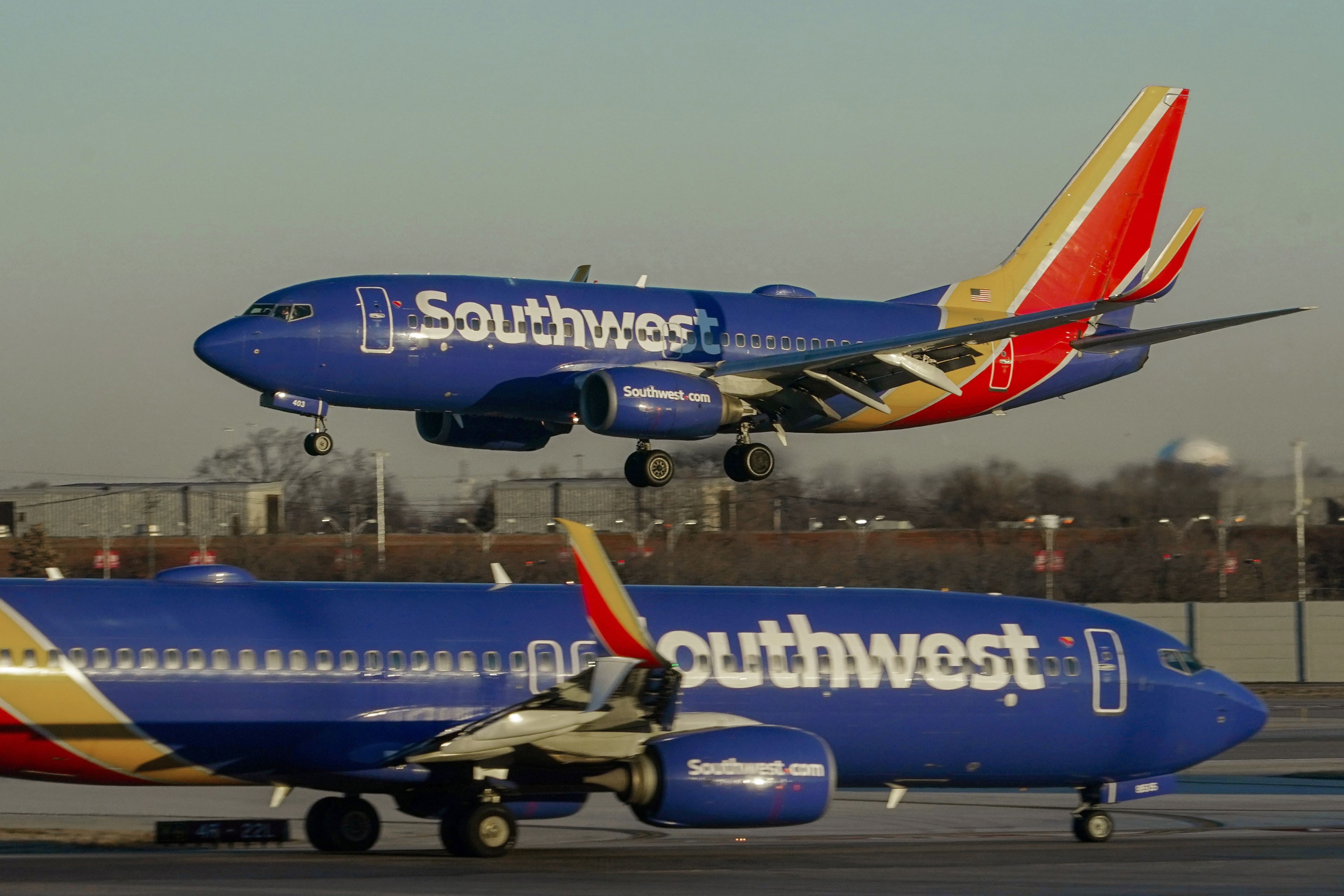 美国西南航空将于今年底裁员2000人，并结束4个机场的服务。美联社