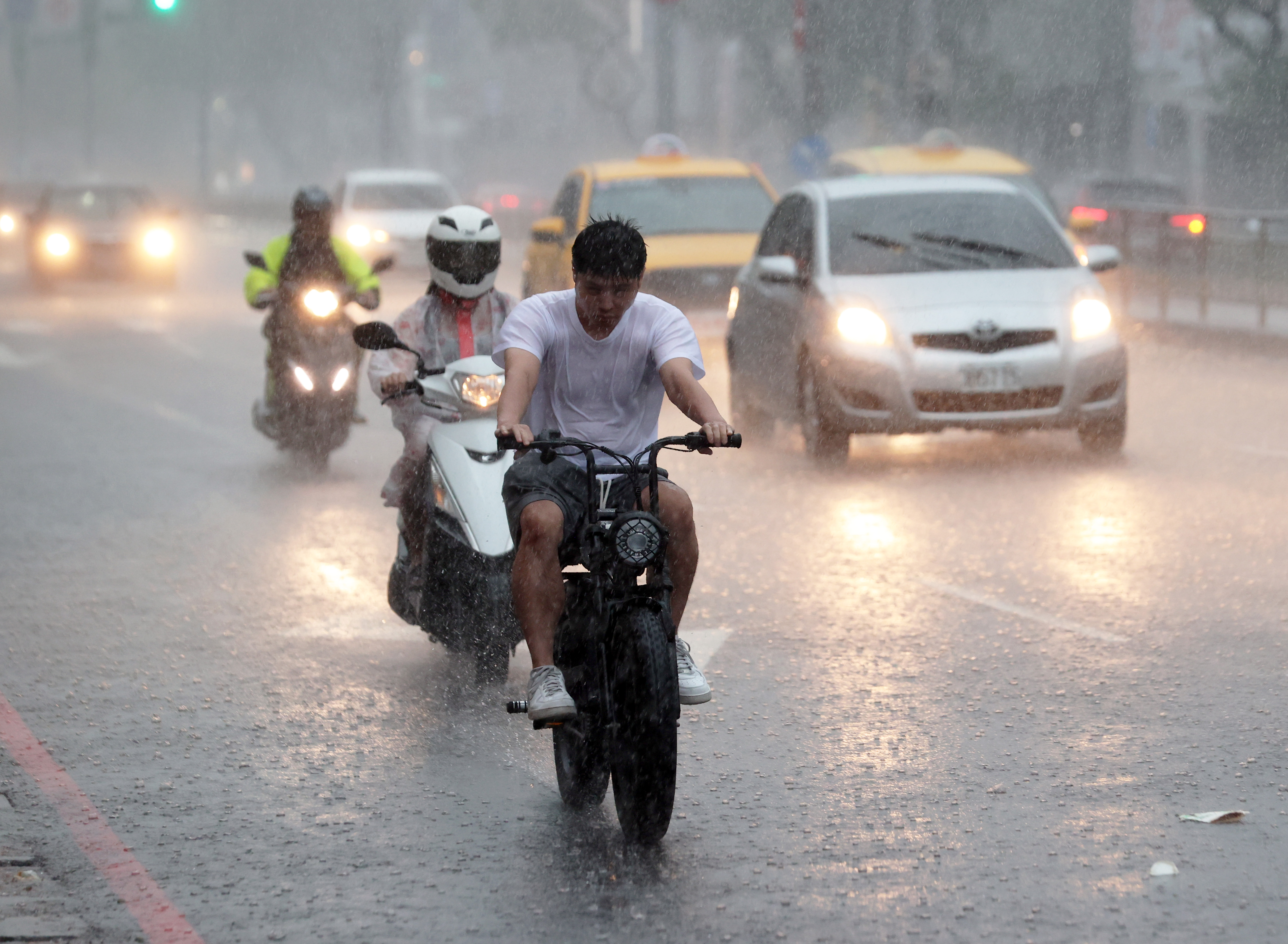 中央气象署发布高雄市、台南市大雷雨即时讯息，持续时间至上午11时0分；慎防剧烈降雨、雷击，溪河水暴涨，以及低能见度。记者刘学圣／摄影