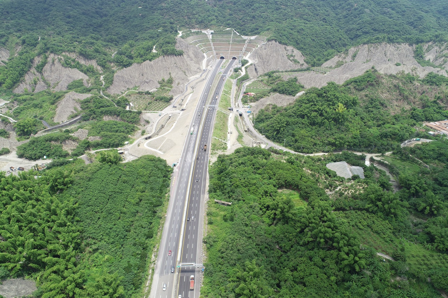 国道3号田寮3号高架桥及中寮隧道改善工程于2017年3月15日开工，并于2020年4月30日竣工。图／高公局提供